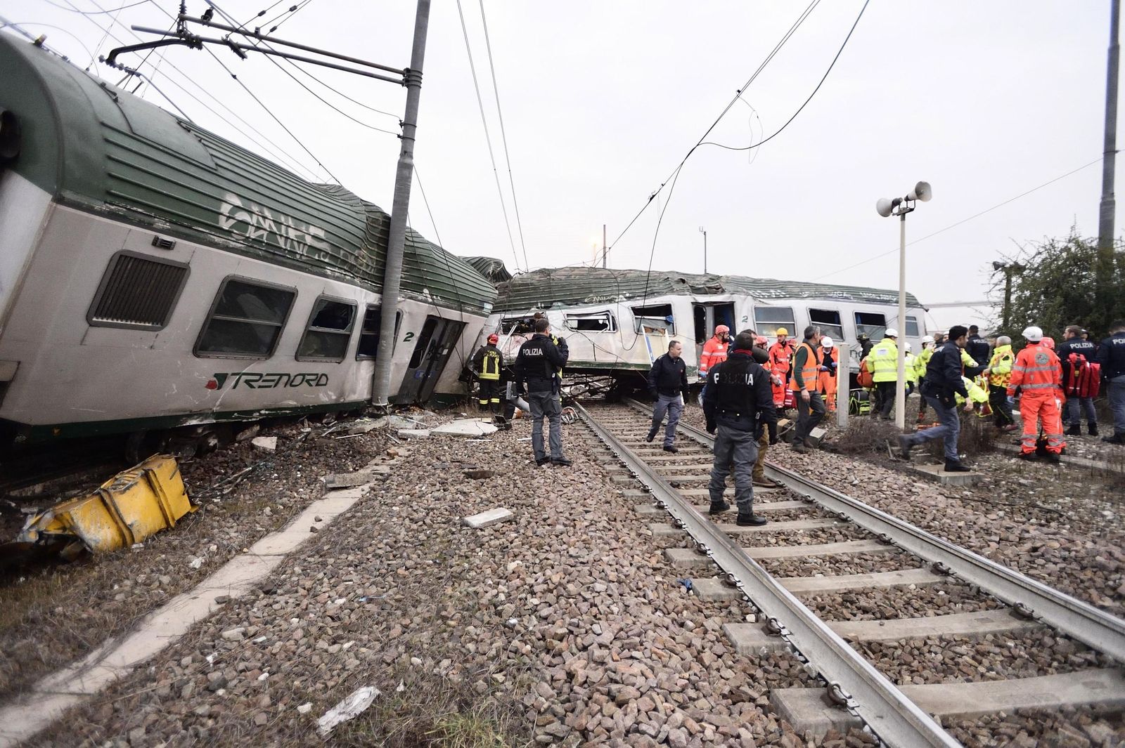 Imágenes del tren descarrilado en la provincia de Milán