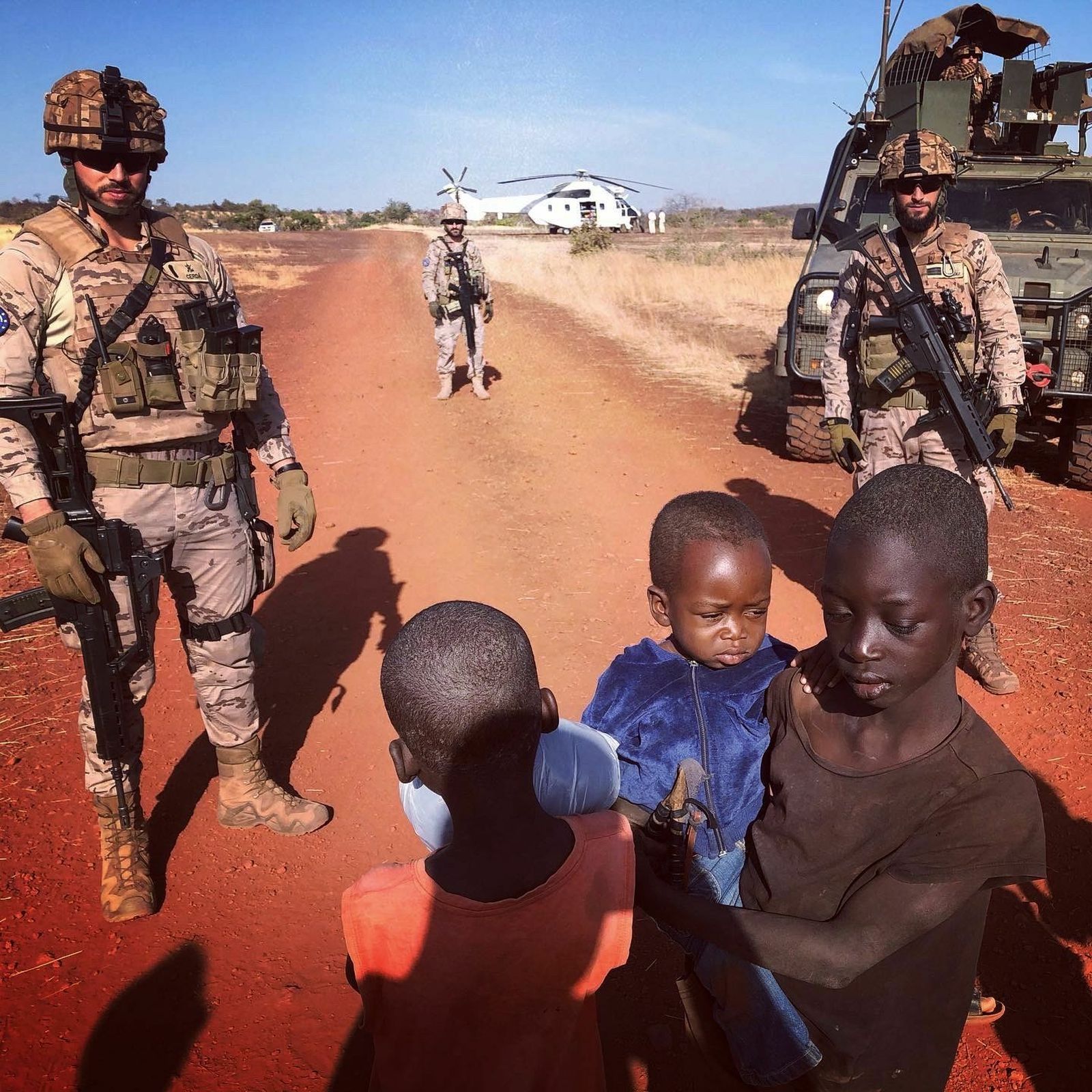 Legionarios españoles junto a un grupo de jóvenes malienses.
