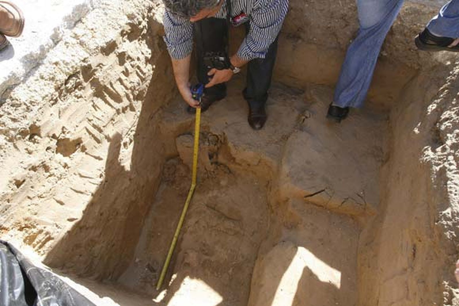 Hallan en Puerto Real una fosa con restos de más de cien fusilados durante la Guerra Civil

Foto: Borja Benjumeda
