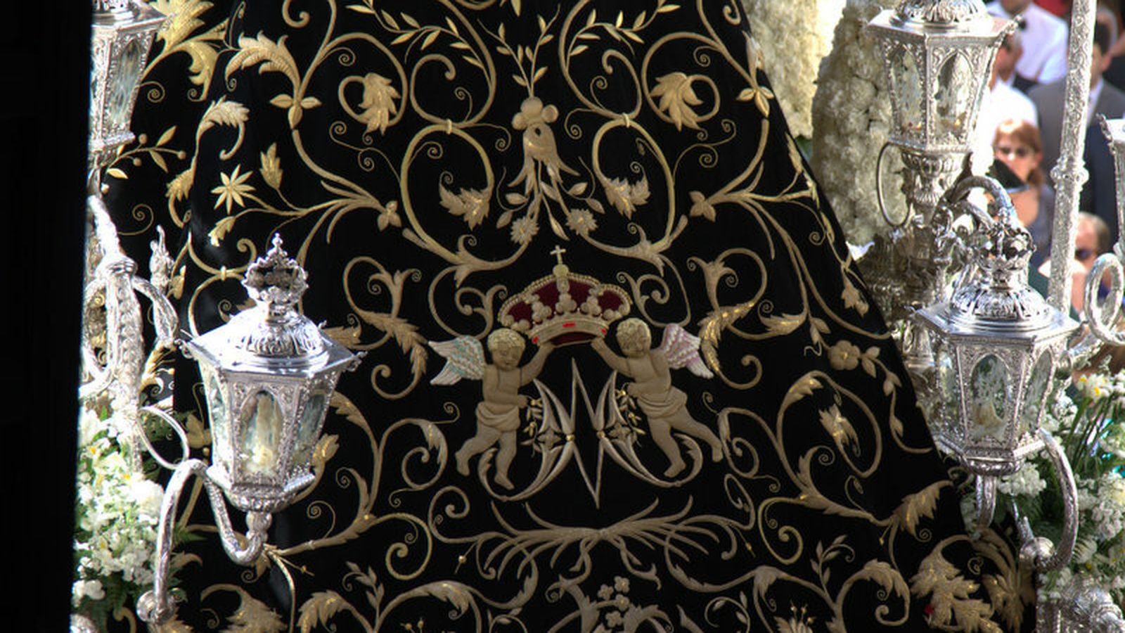 Detalle del manto decimonónico de la Virgen de los Dolores.