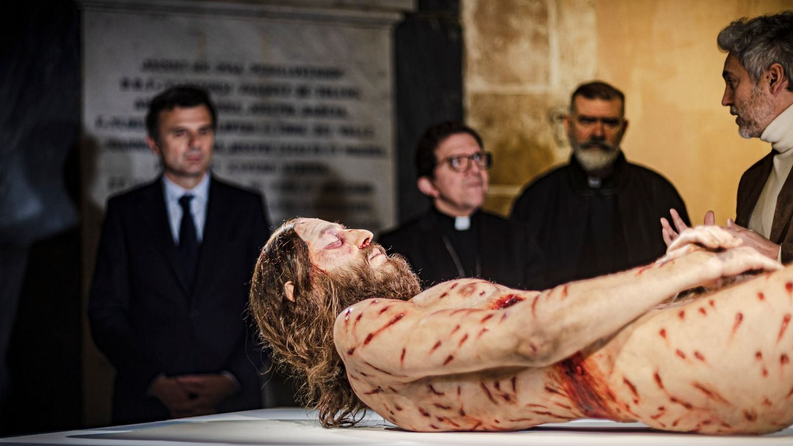 Imágenes de 'The Mistery Man', la impactante exposición en la Catedral de Cádiz con un Cristo hiperrealista