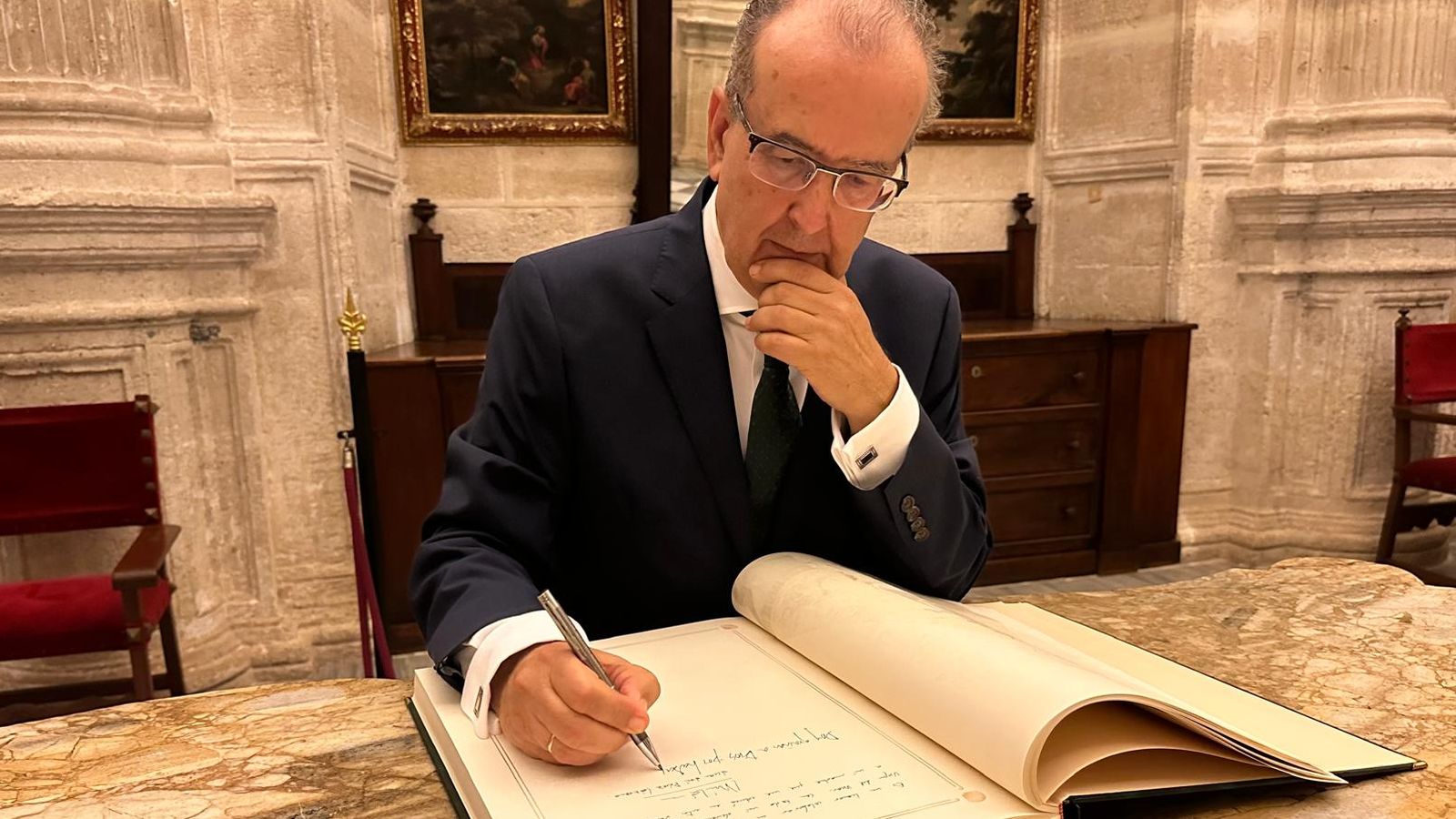 Eduardo Blanes firma en el Libro de Honor de la Hermandad de la Virgen del Mar en la Catedral tras su Pregón del pasado mes de agosto.