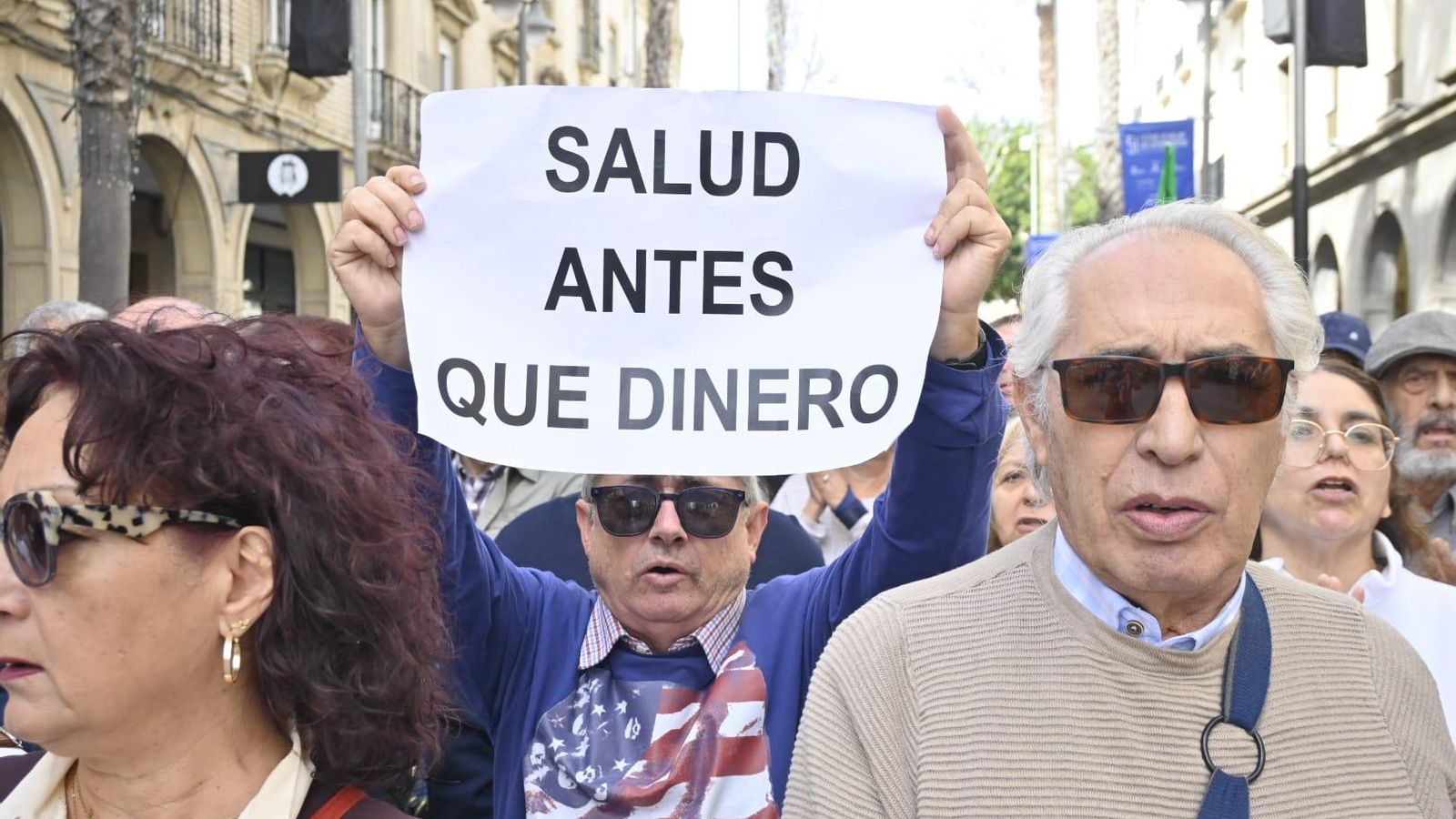 Una persona sostiene un cartel durante la concentración en el centro de Huelva.