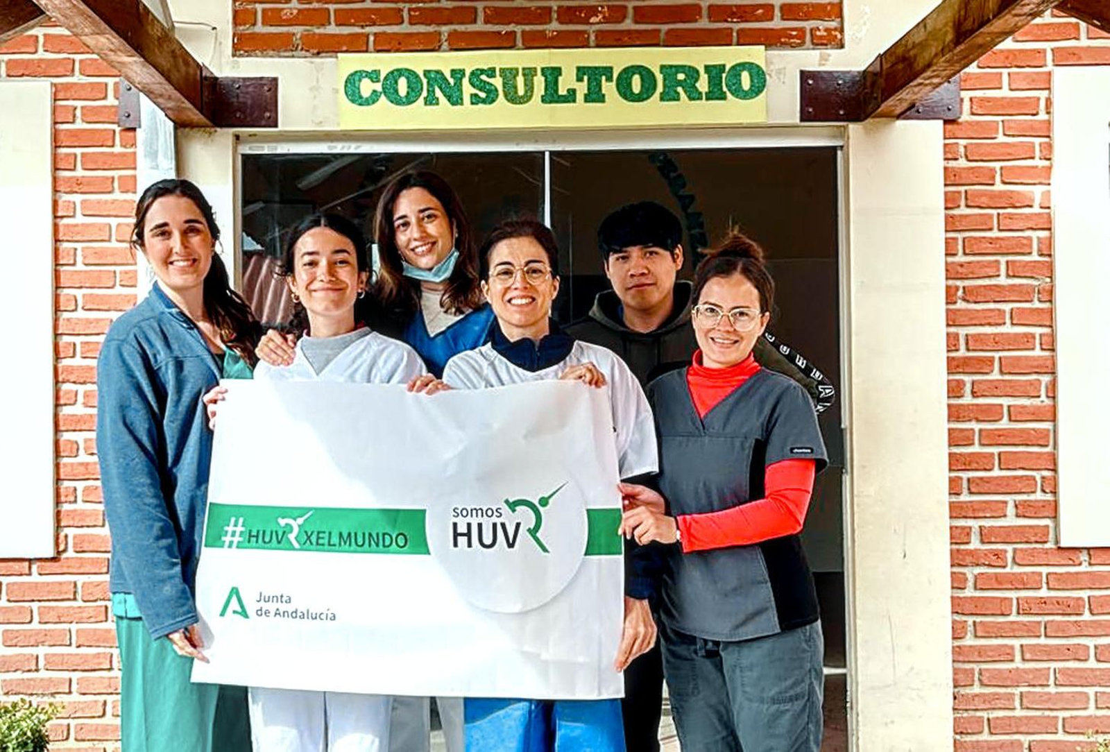 La internista Lola Nieto junto a parte de su equipo de cooperantes en Bolivia.