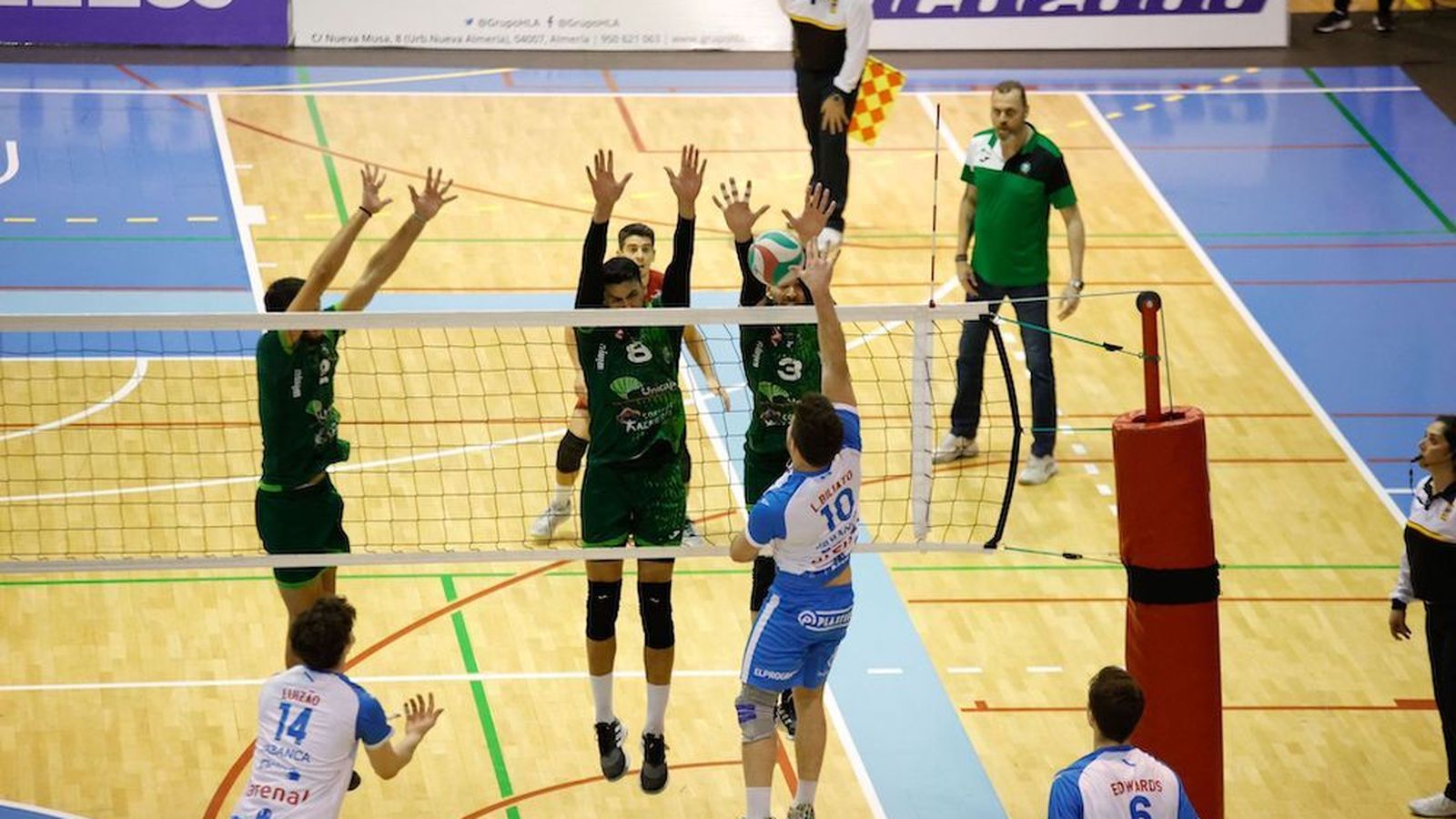 Los ahorradores realizan un bloque a un jugador del conjunto gallego.