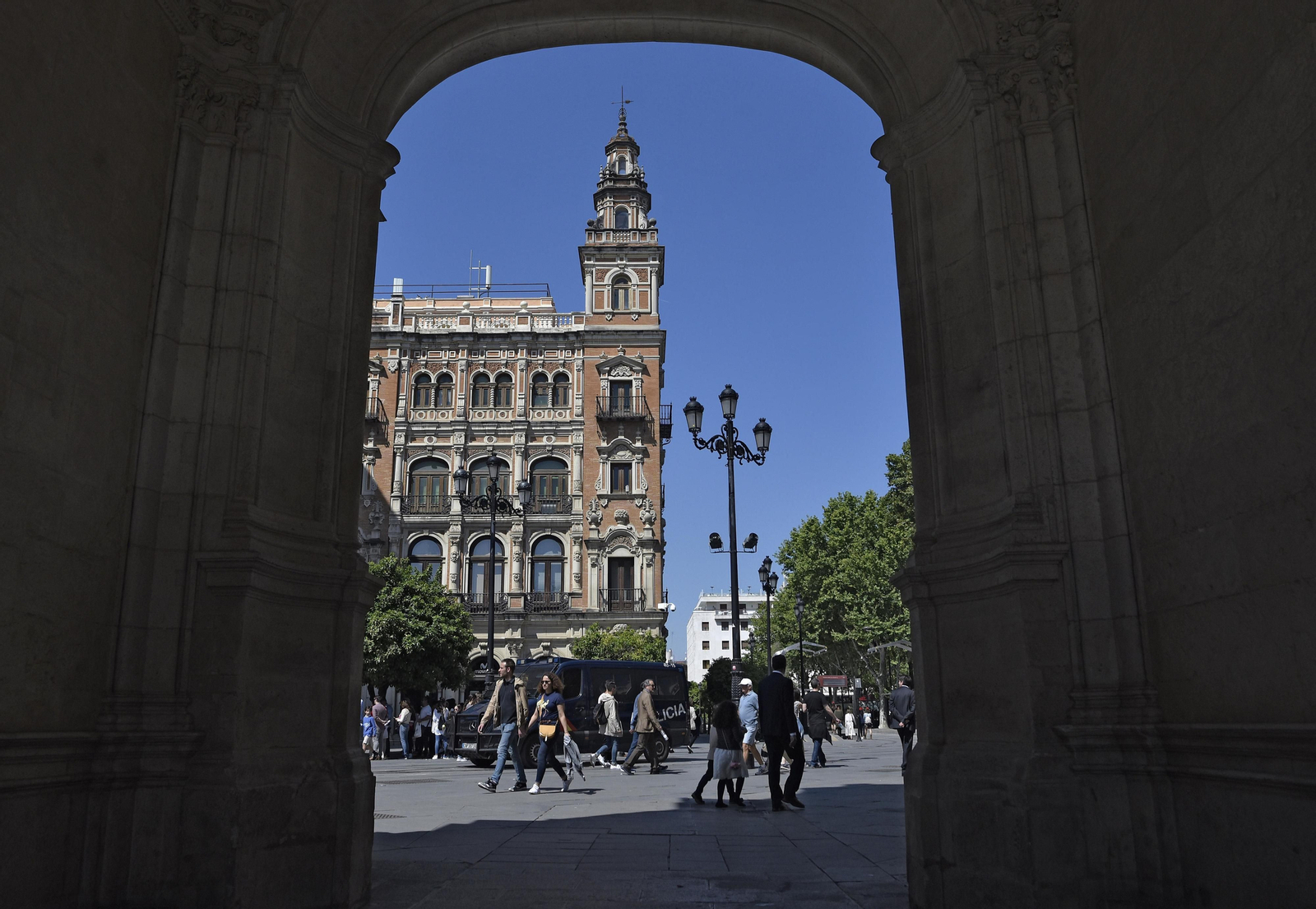 Vista del edificio de la Telefónica, en la Plaza Nueva, desde el Arquillo del Ayuntamiento.