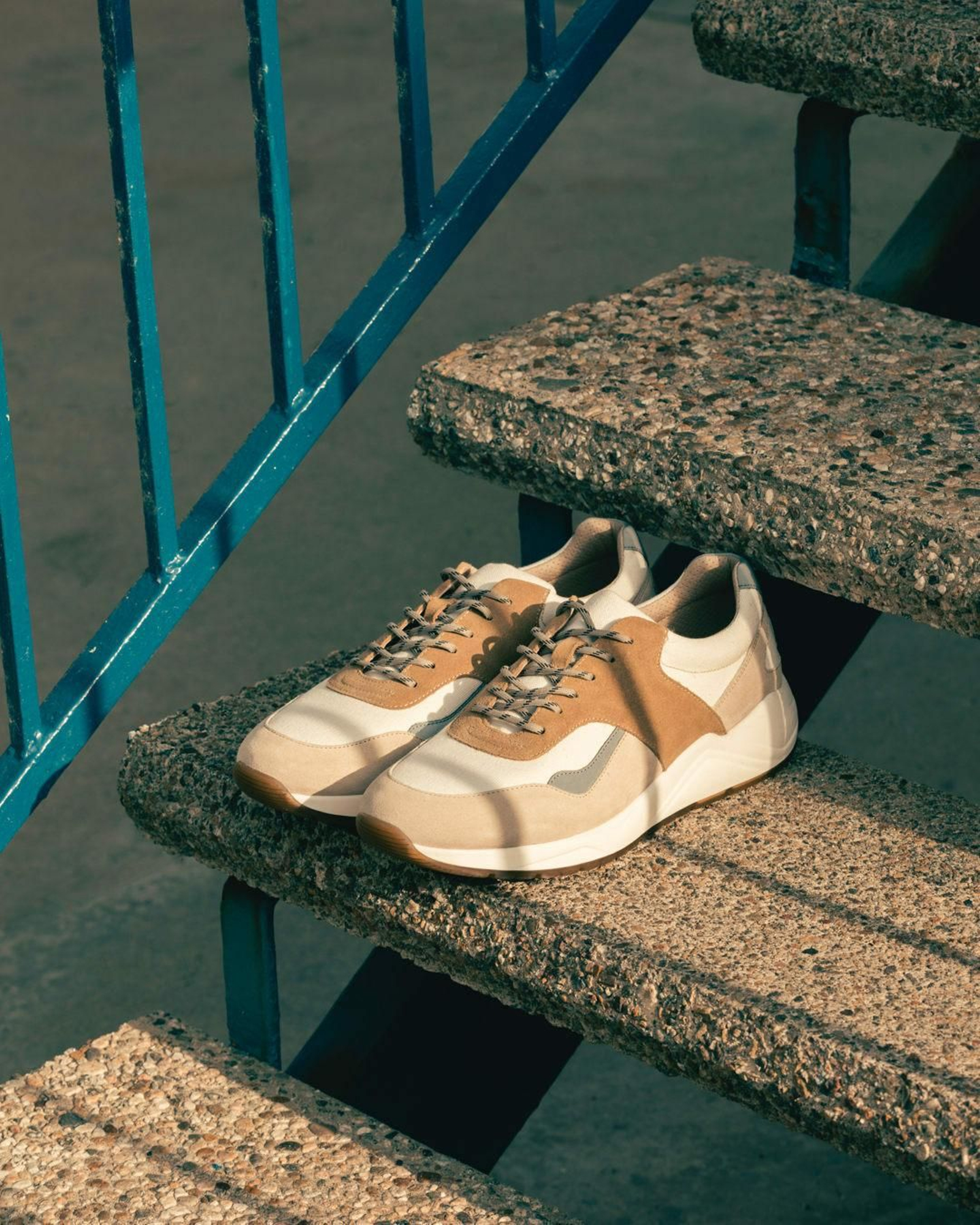 Sneakers masculinas en tonos tierra y tejidos combinados de Mango Man Sneakers masculinas en tonos tierra y tejidos combinados de Mango Man