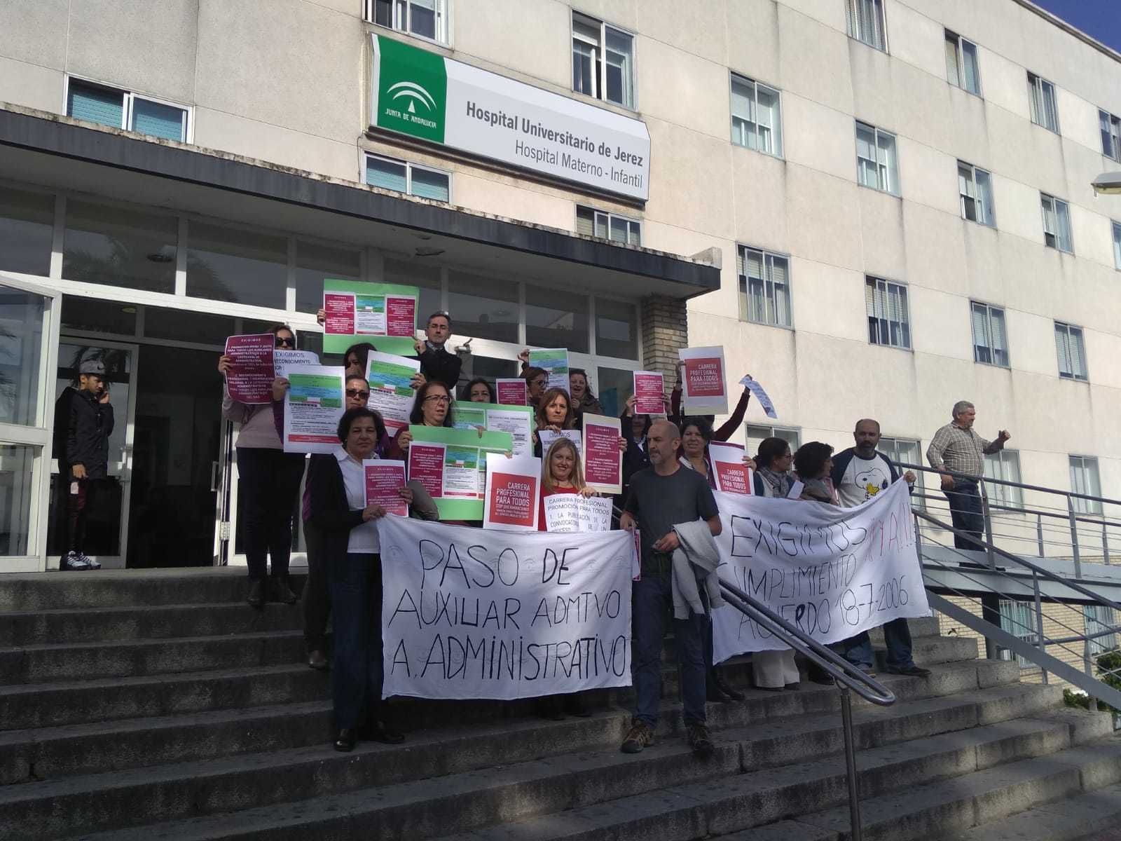 Una protesta anterior de los auxiliares administrativos en las puertas del hospital de Jerez.