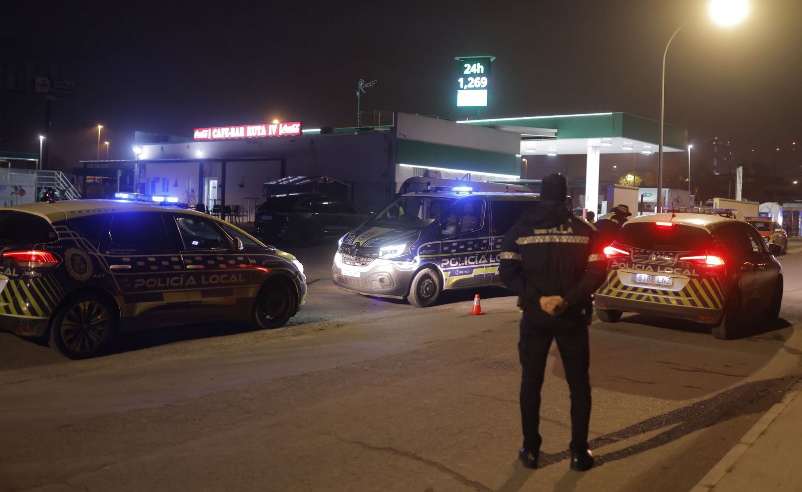 El derribo de la gasolinera de Alcosa, todas las fotos