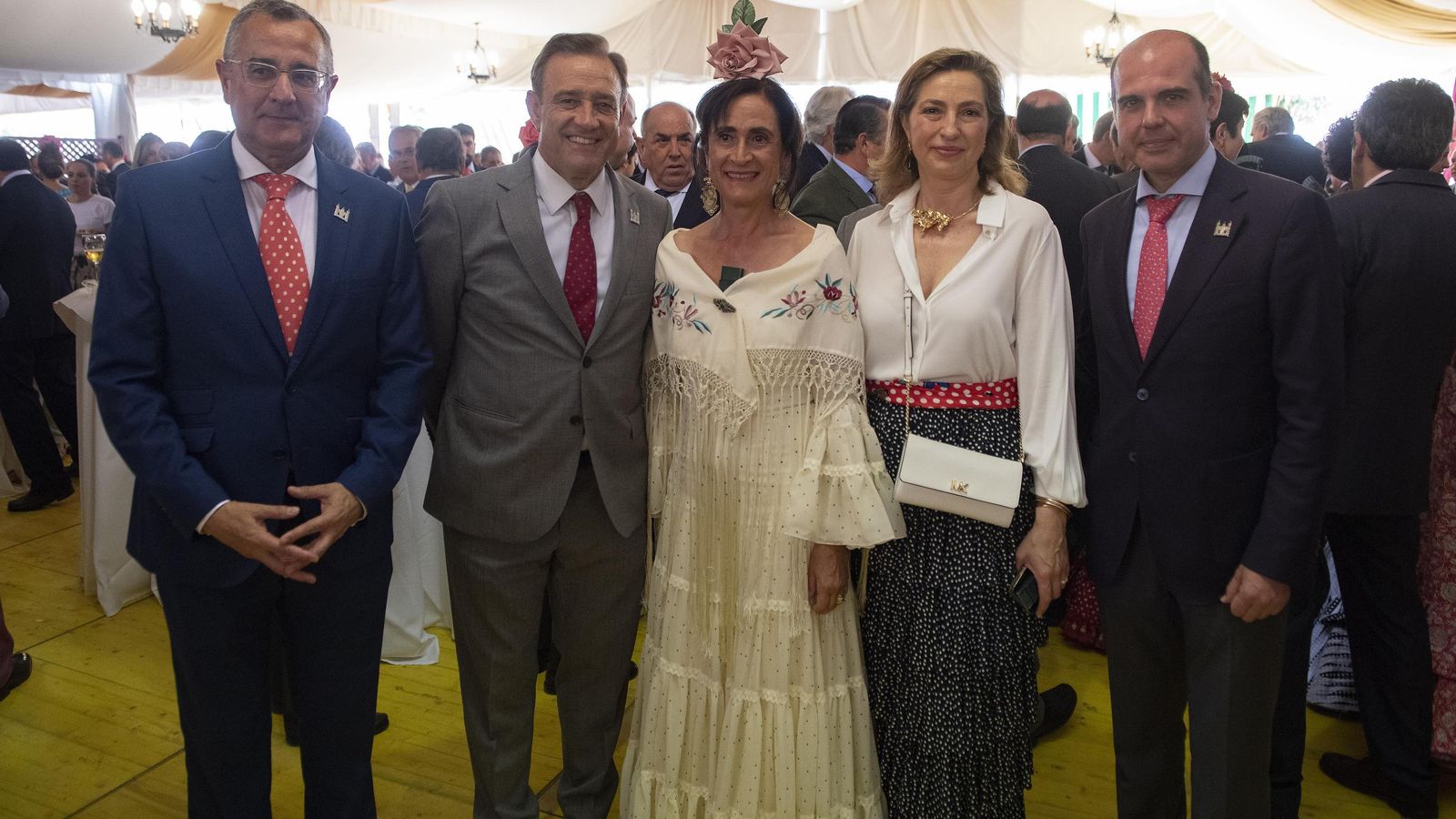 El coronel Luis Ortega (jefe de la Guardia Civil de Sevilla), Alfonso Rodríguez (general de la IV zona), Andrea Mejías, Carmen Moreno (directora regional del Corte Inglés) y Fco. Mendoza (responsable RRII y comunicación de El Corte Inglés en Sevilla) en la caseta de la Guardia Civil.