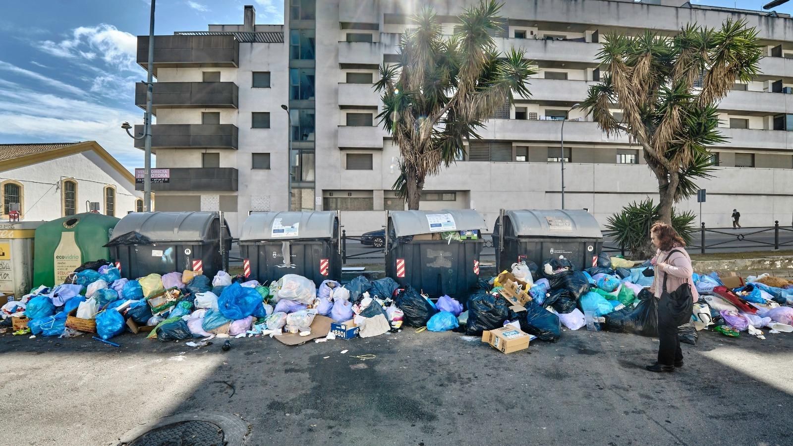 La barriada de Los Milagros, también con los contenedores rebosando de bolsas de basura.