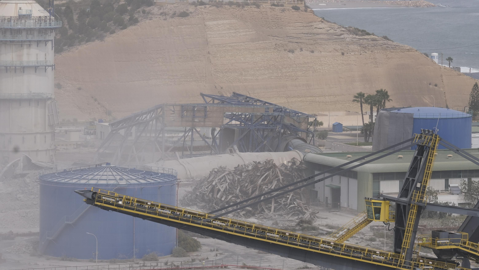 El derribo de la Torre Litoral de Endesa en Carboneras, en imágenes