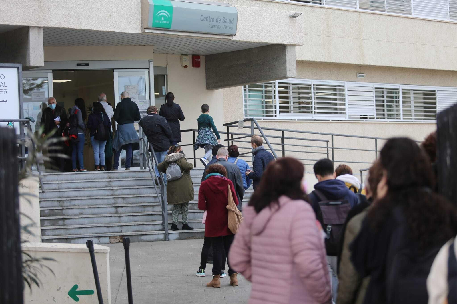 Colas en el centro de salud de El Perchel