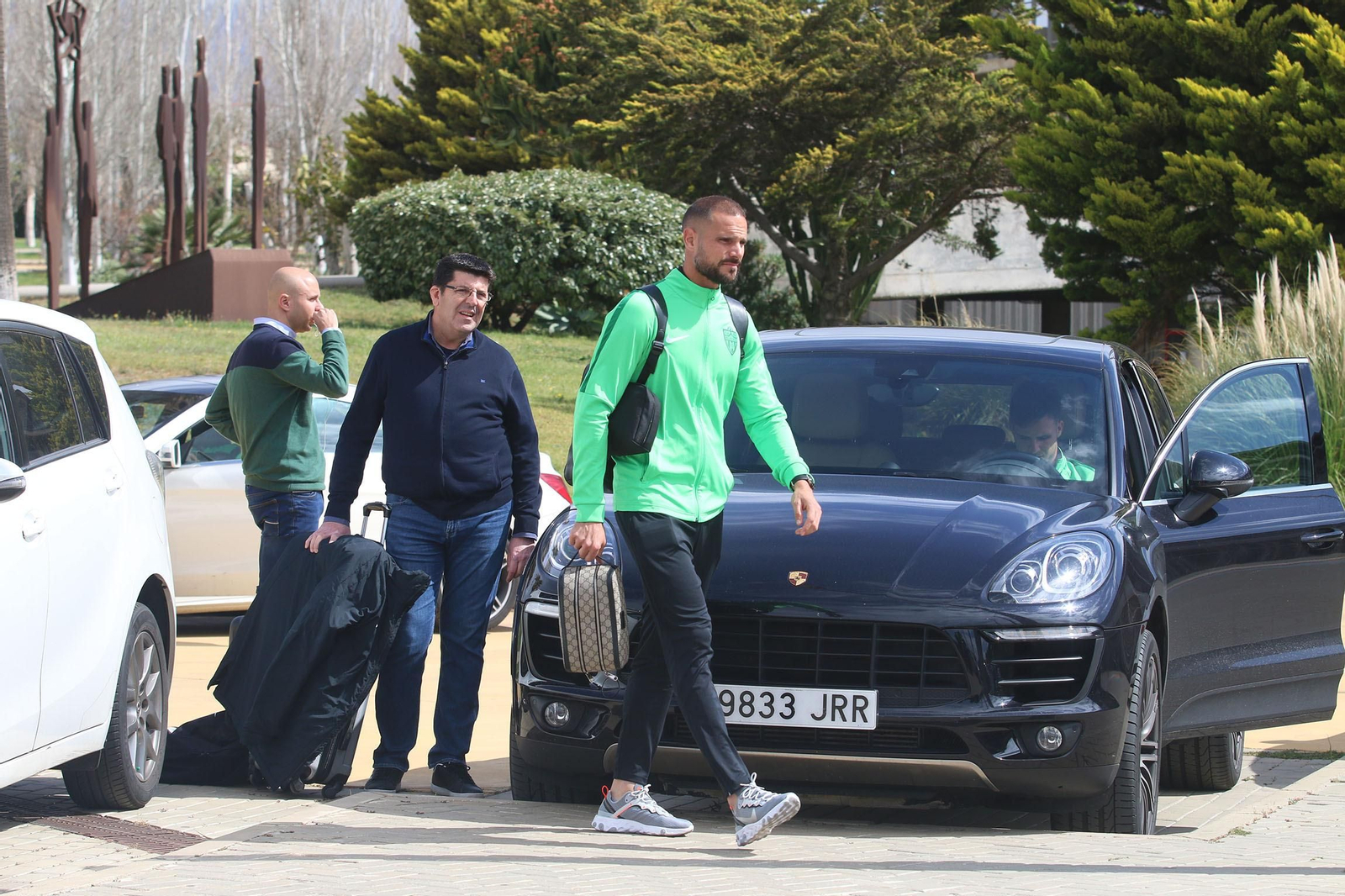 Fotogalería de la salida del Almería y el Almería Genuine hacia sus respectivos partidos.