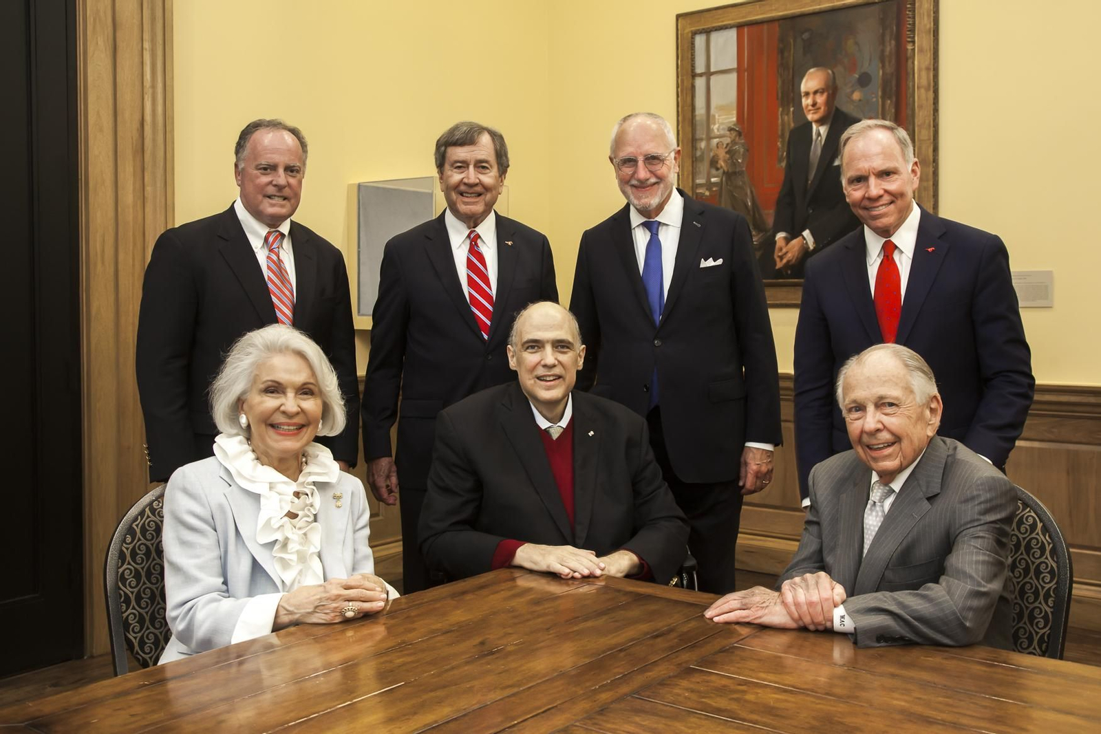 Linda P. Custard, Mark Roglán y William B. Custard sentados en primera fila con miembros de la Universidad.