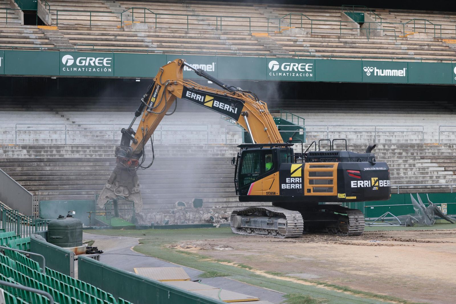 Comienza la demolición de la grada de Preferencia del Villamarín