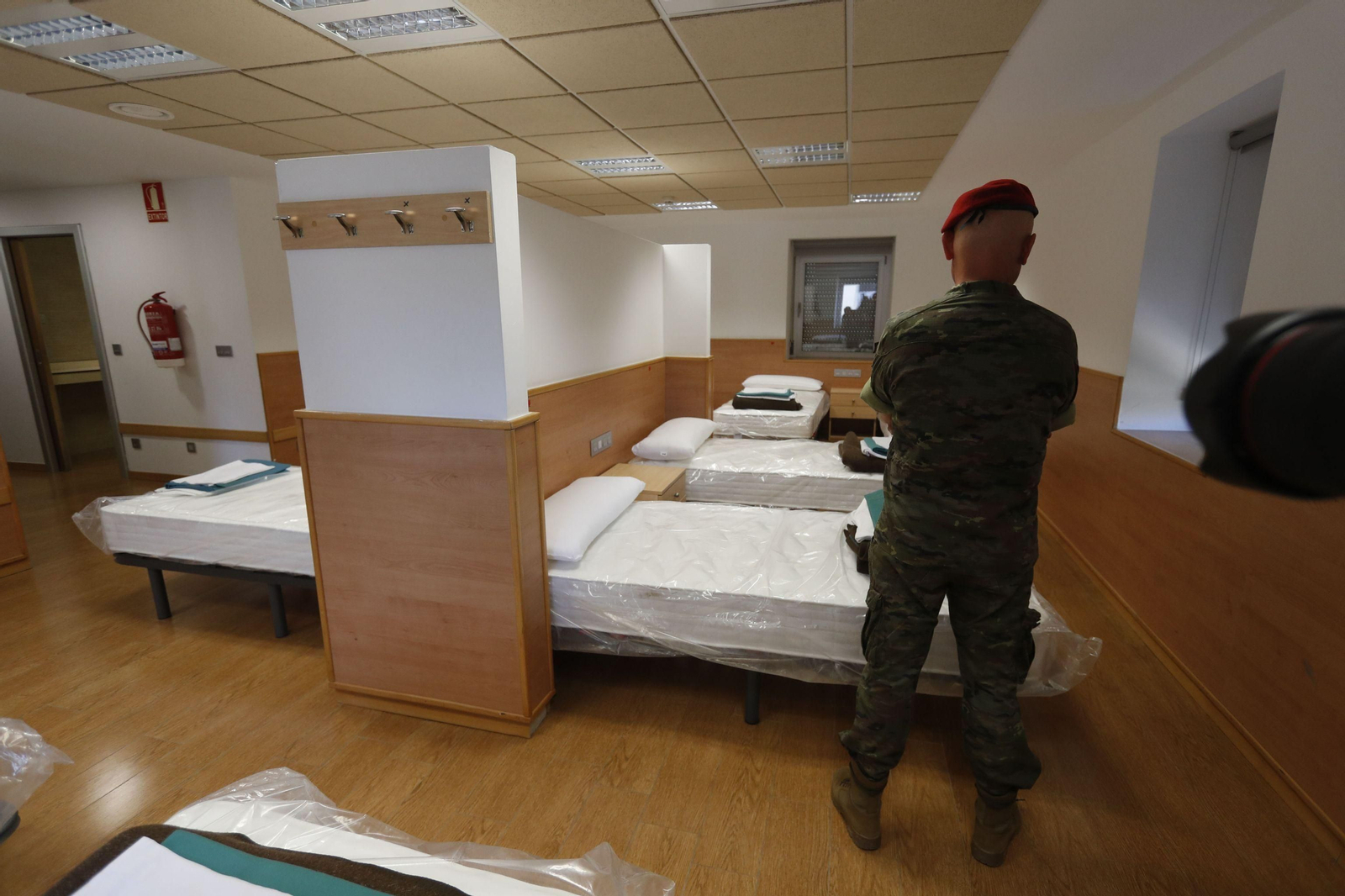 Uno de los militares muestra la habitación durante la jornada de visitas.