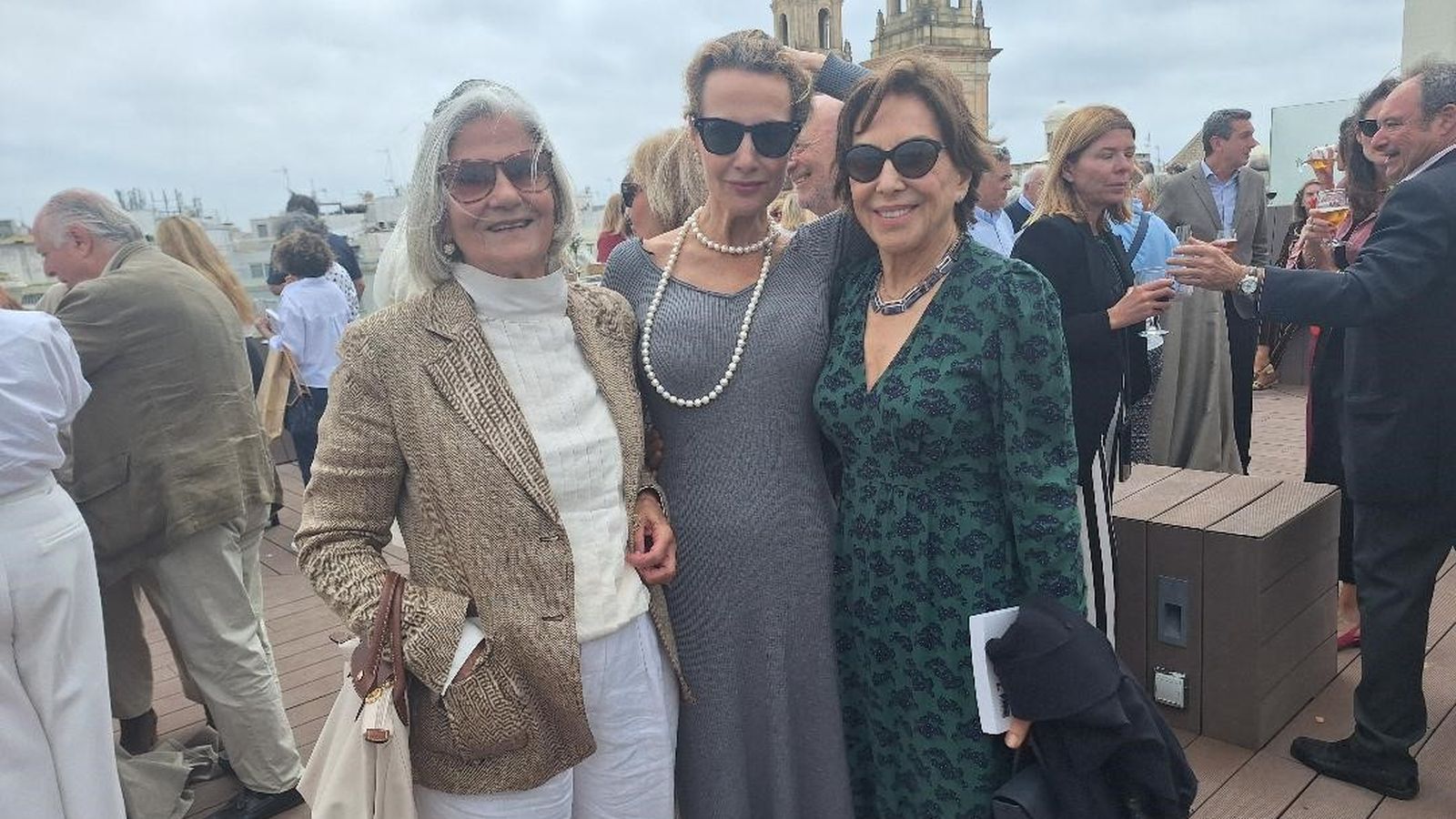 Charo Vargas, Marita Rufino y Quina Martínez de Salazar, durante el cóctel servido por el catering Grosso.