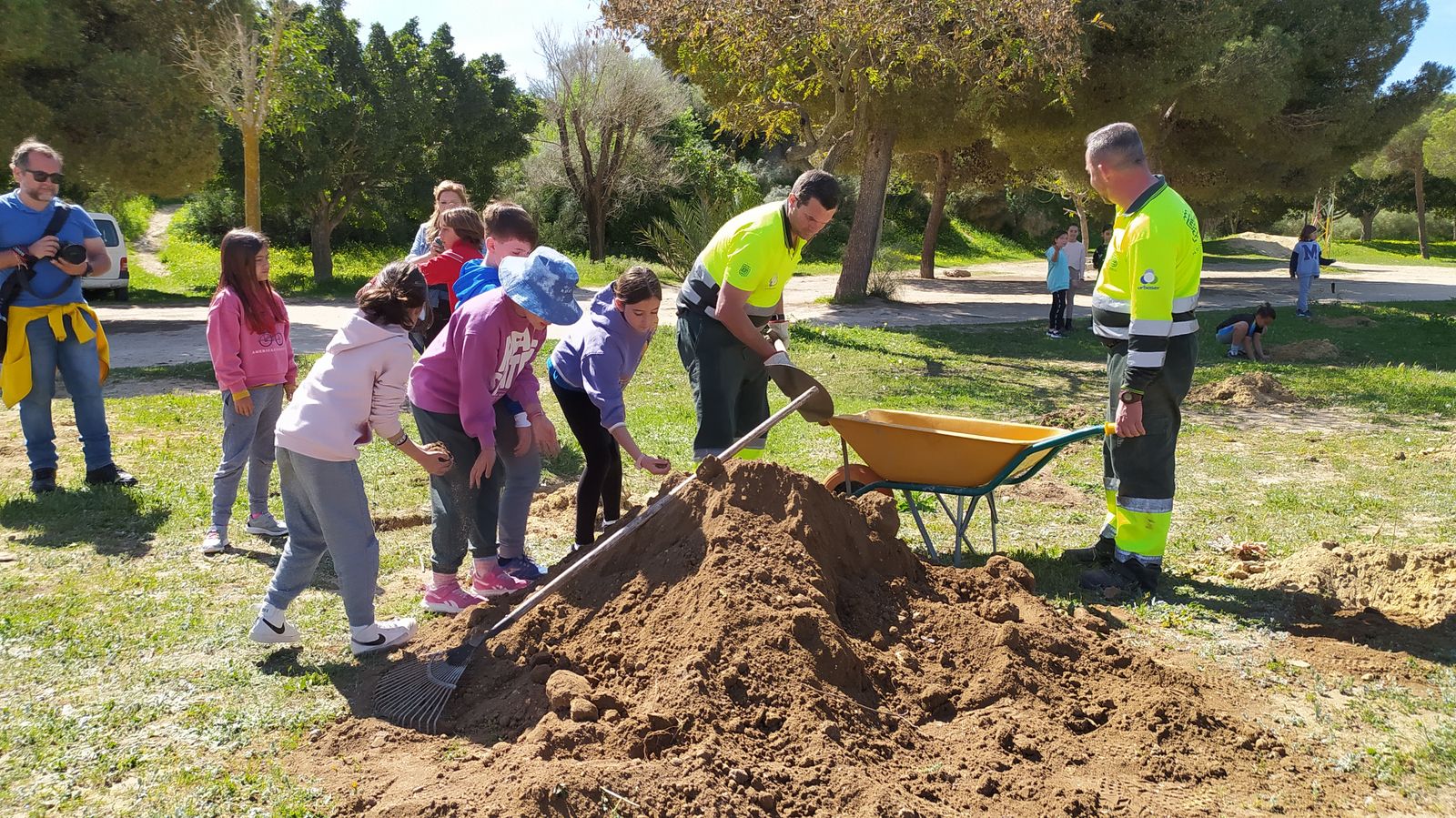 Así ha sido la plantación de árboles en el Cerro por alumnos del colegio Camposoto