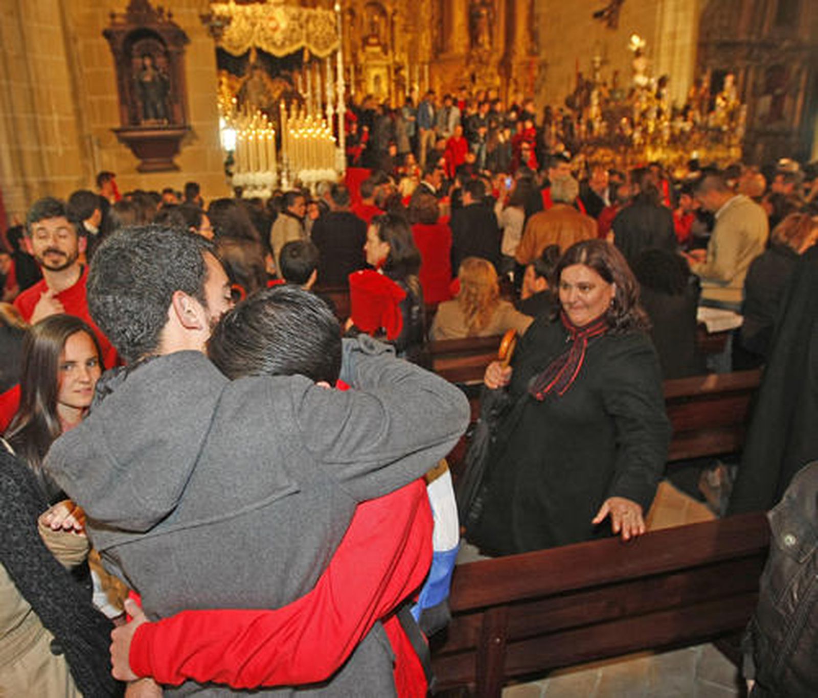 Dos cofrades se dan apoyo mutuamente en el interior de San Mateo tras decidir la junta de gobierno no afrontar la salida procesional.

Foto: Pascual