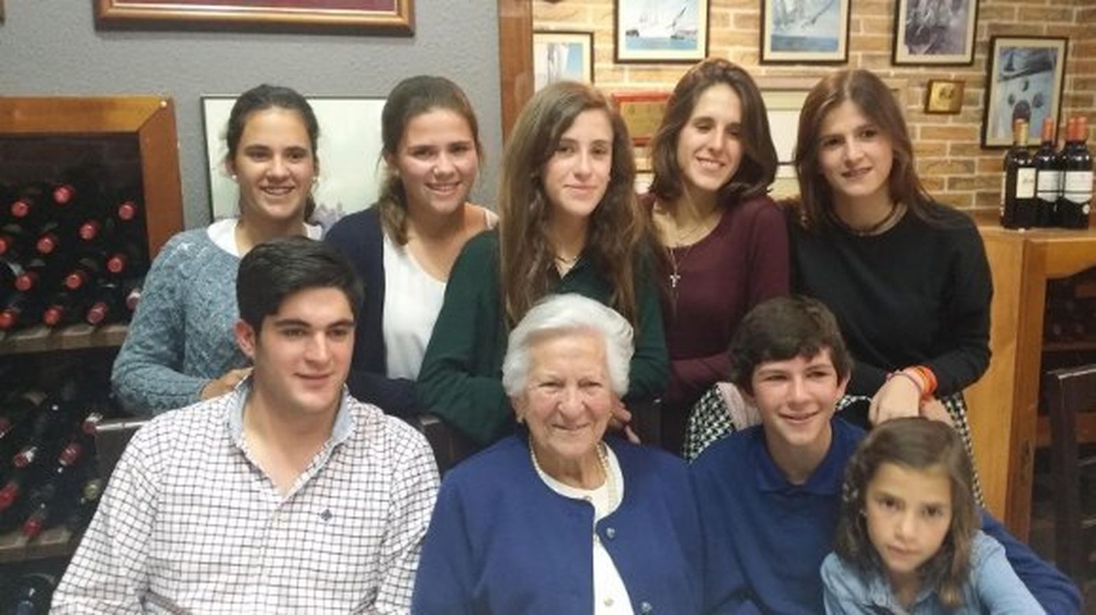 La matriarca de la familia Ana María Ruiz Sasturain, rodeada de sus nietos, Manolo, Elena, Marta, Ana, Patricia, Nacho Gema y Cristina Estrella, durante la celebración de los ochenta y siete cumpleaños en el restaurante El Terraza, en la plaza de la Catedral.  Foto: Ignacio Casas de Ciria