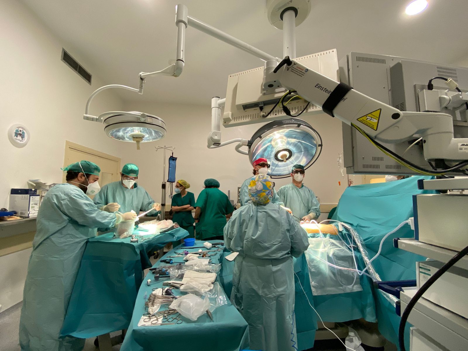 Un equipo quirúrgico realizando un trasplante.