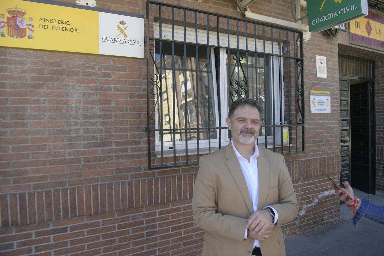 El socialista Antonio García Leiva ante la sede de la Guardia Civil.