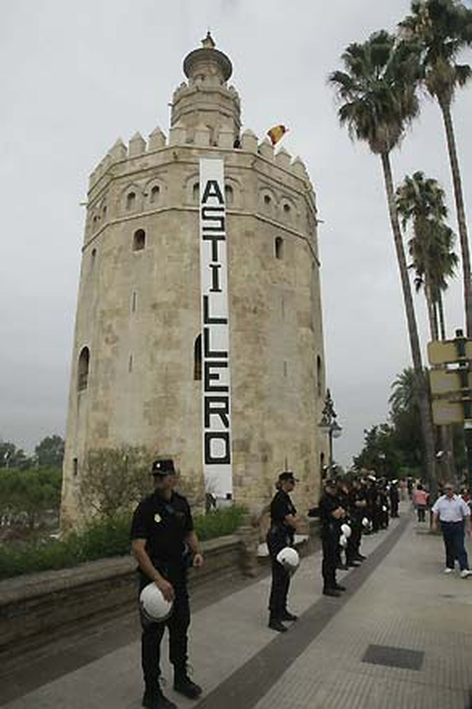 Absueltos por colgar una pancarta de Astilleros en la Torre del Oro