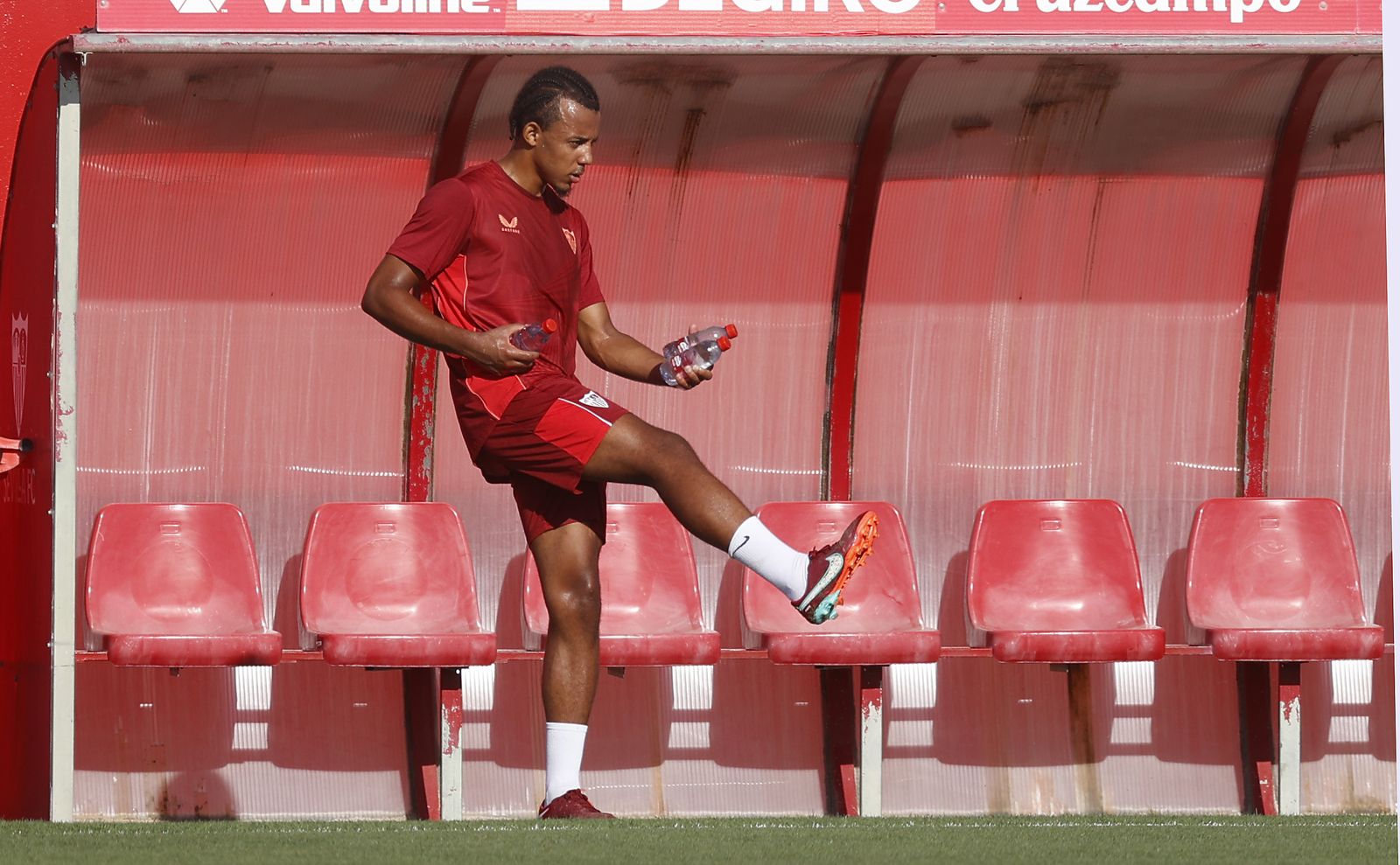 Kounde se ejercita en la ciudad deportiva del Sevilla.