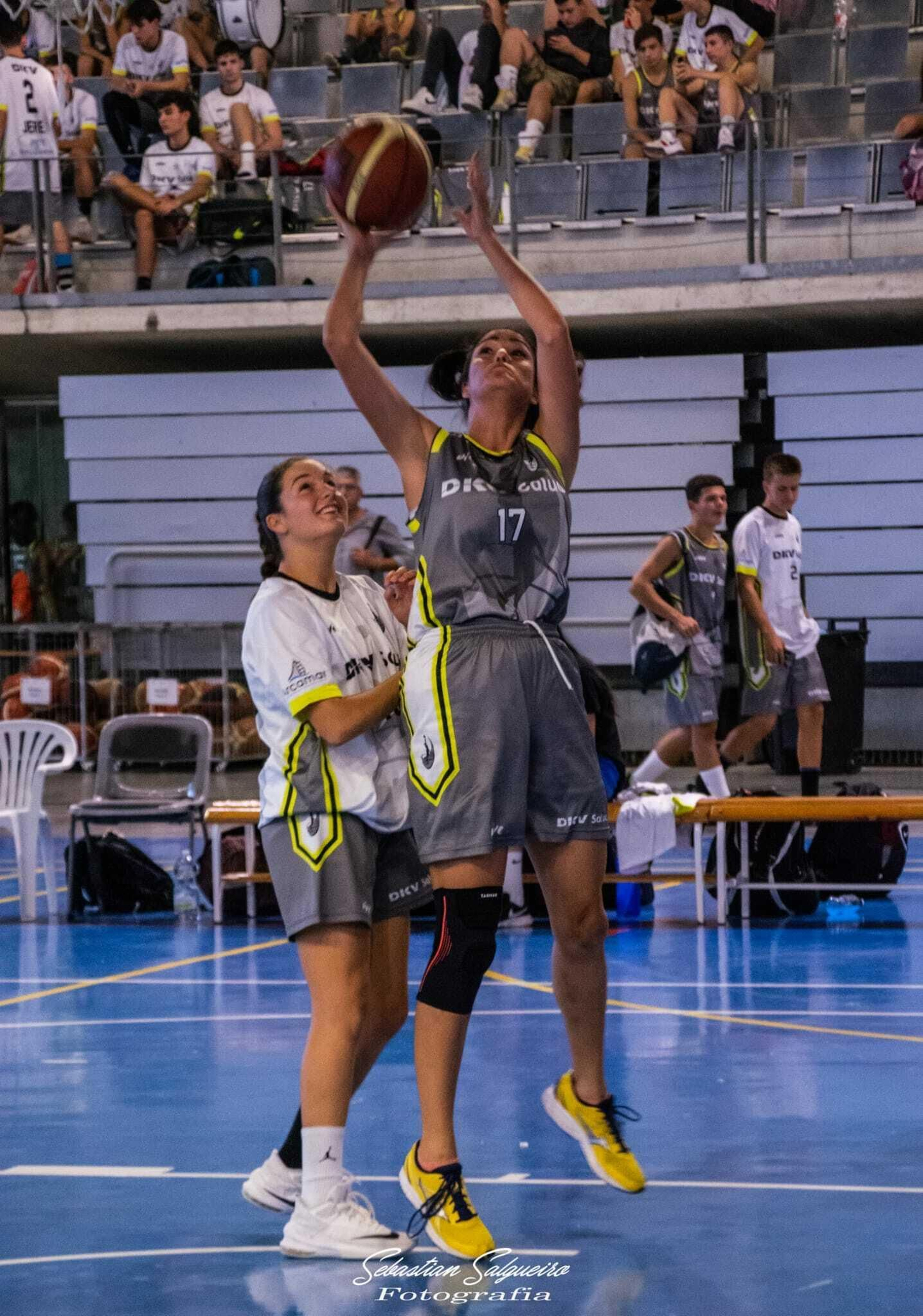 Fátima Galán (17), junto a la cadete Alba Hernández.