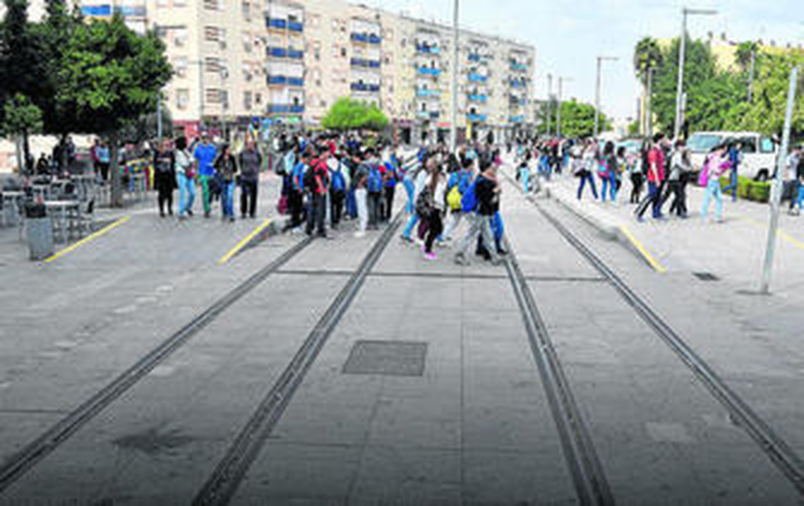 La secretaria general del PSOE de Sevilla, Verónica Pérez, y la alcaldesa de Alcalá, Ana Isabel Jiménez, junto a otros representantes políticos.