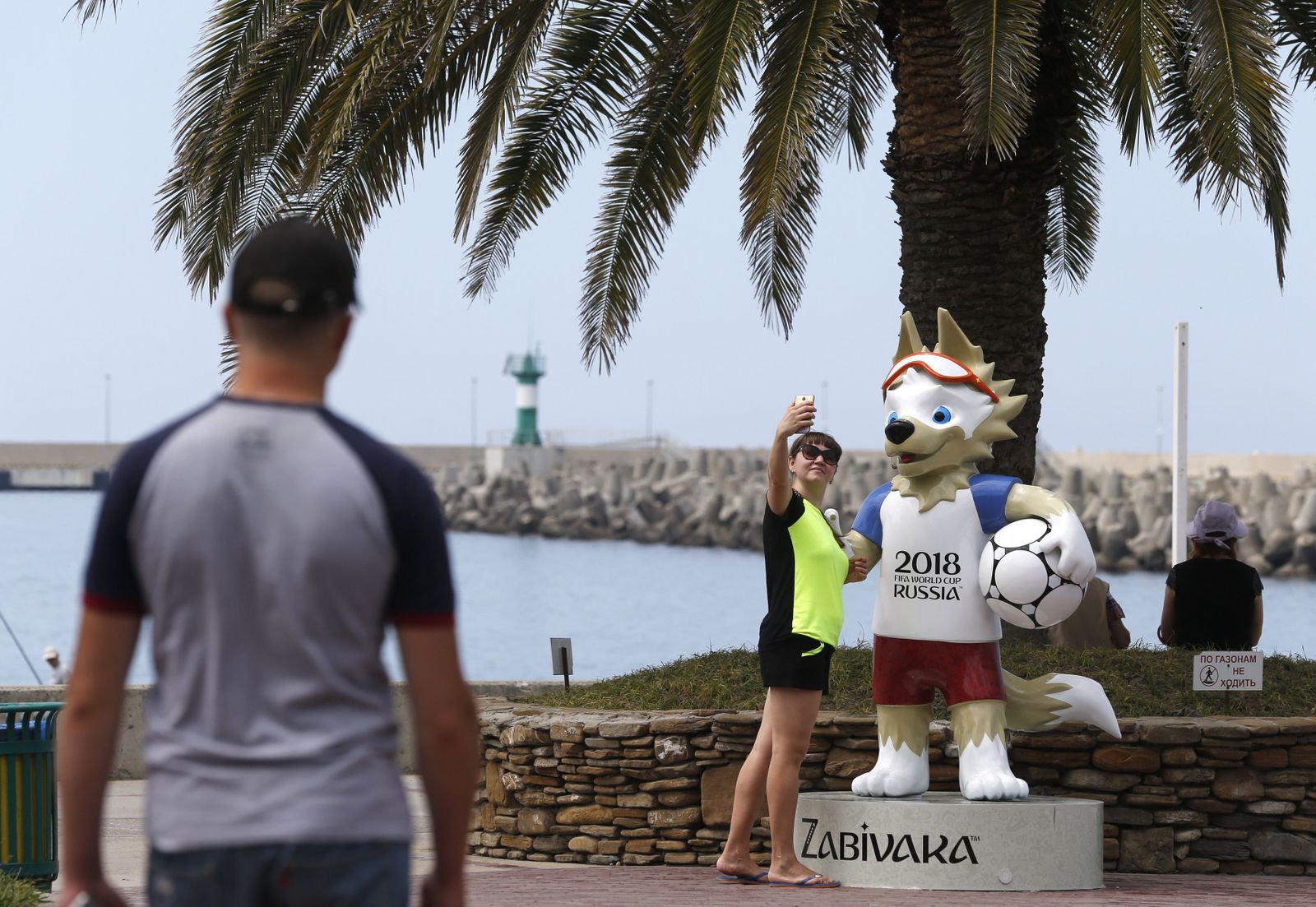 Una joven rusa se hace una selfie en Sochi, con la mascota del Mundial.