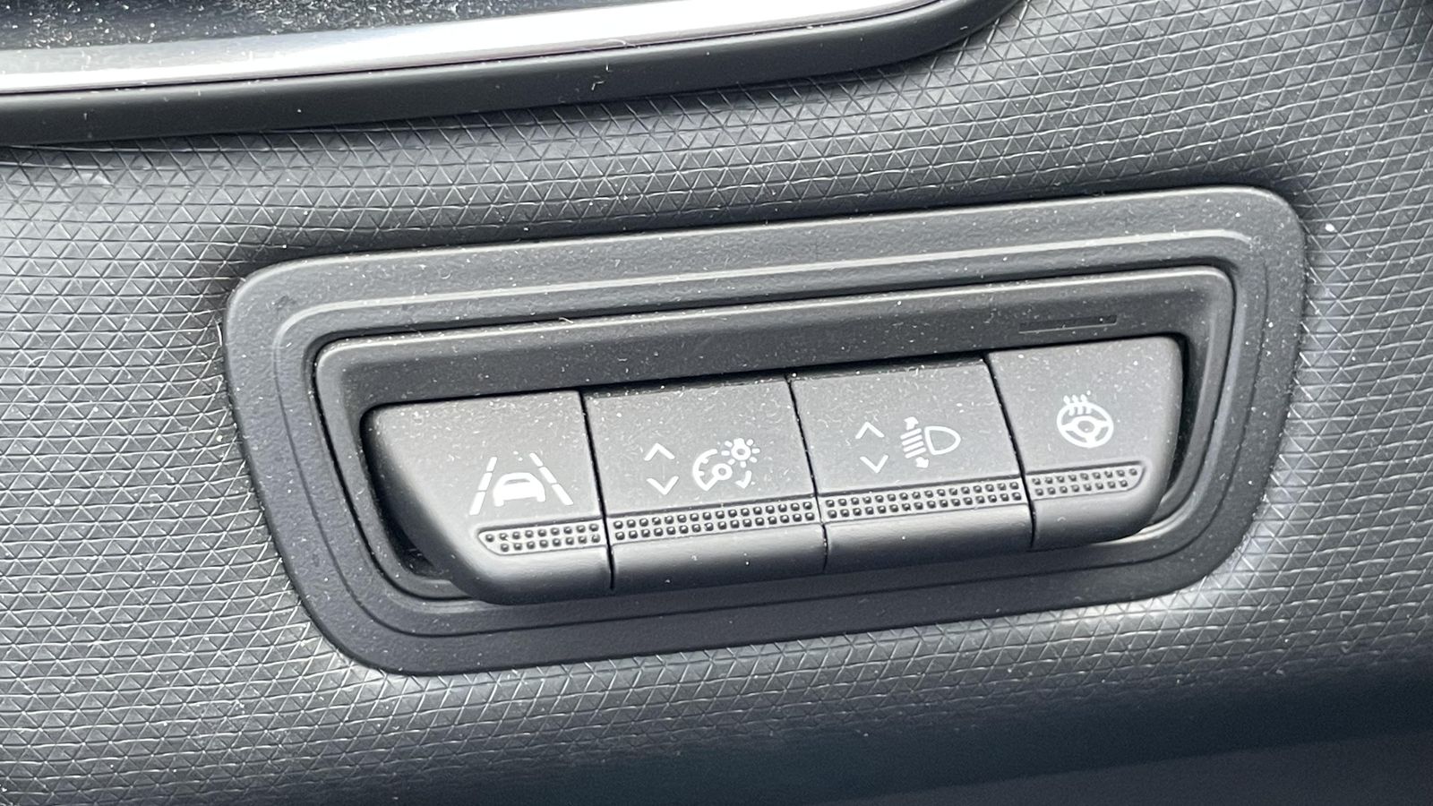 Algunas de las ayudas a la conducción se controlan desde esta botonera situada a la izquierda del volante. Algunas de las ayudas a la conducción se controlan desde esta botonera situada a la izquierda del volante.