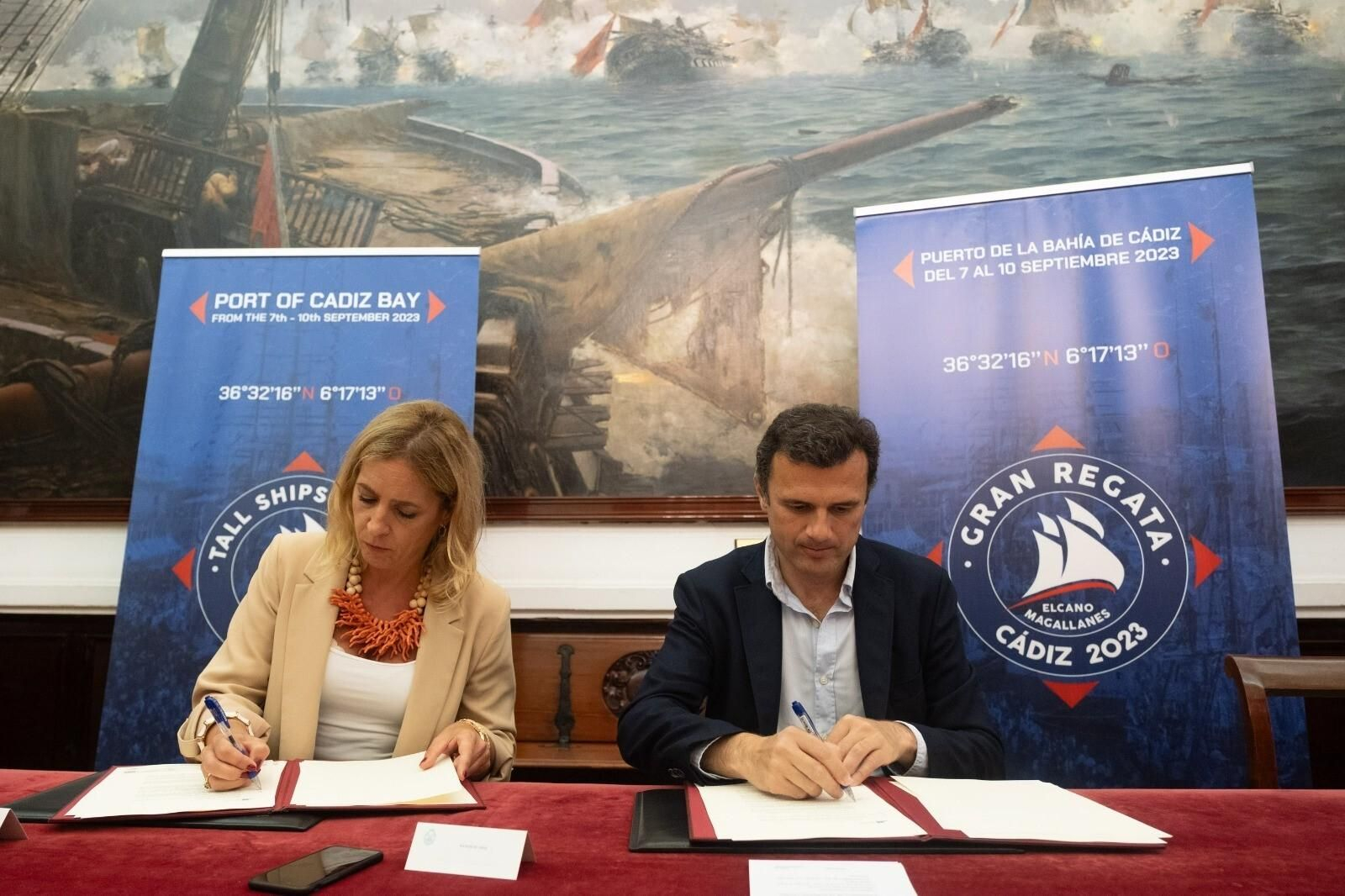 La presidenta de la Diputación de Cádiz y el alcalde de la capital firman el convenio para la Regata de 2023.