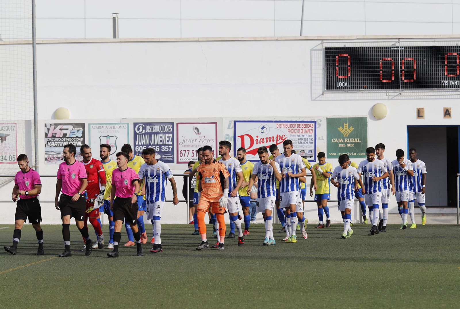 Imágenes del encuentro entre el Conil y el Recreativo de Huelva