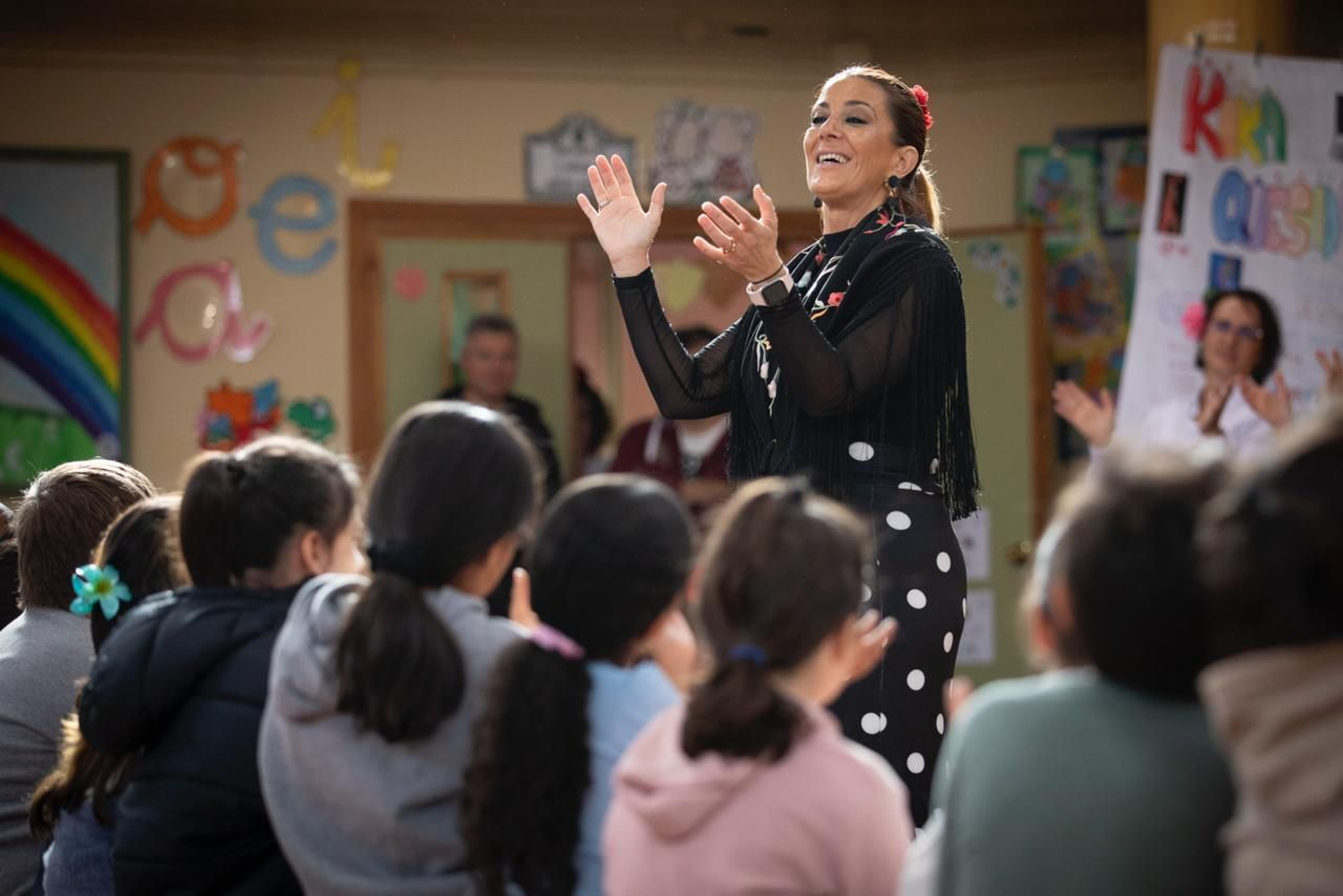 Kika Salcedo en un momento del taller con los más pequeños.