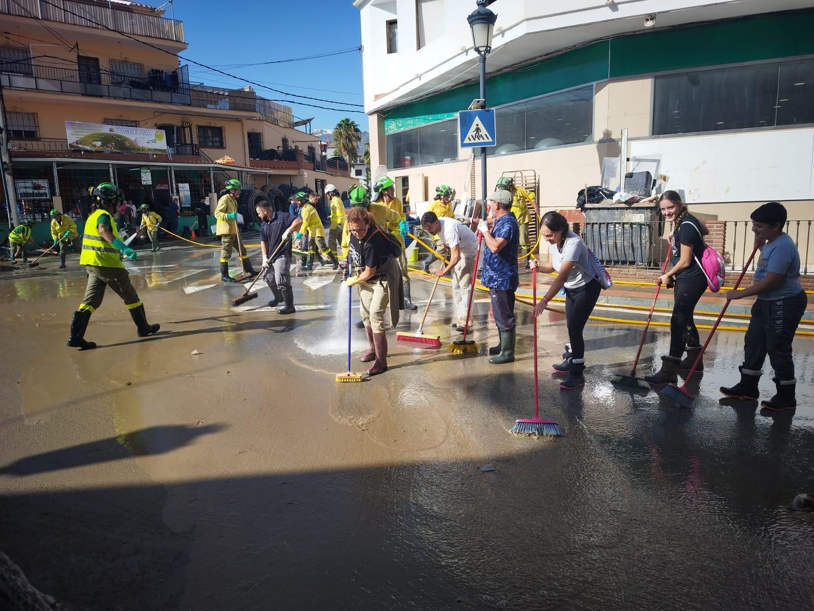 Voluntarios limpian las calles de Benamargosa tras el paso de la DANA.