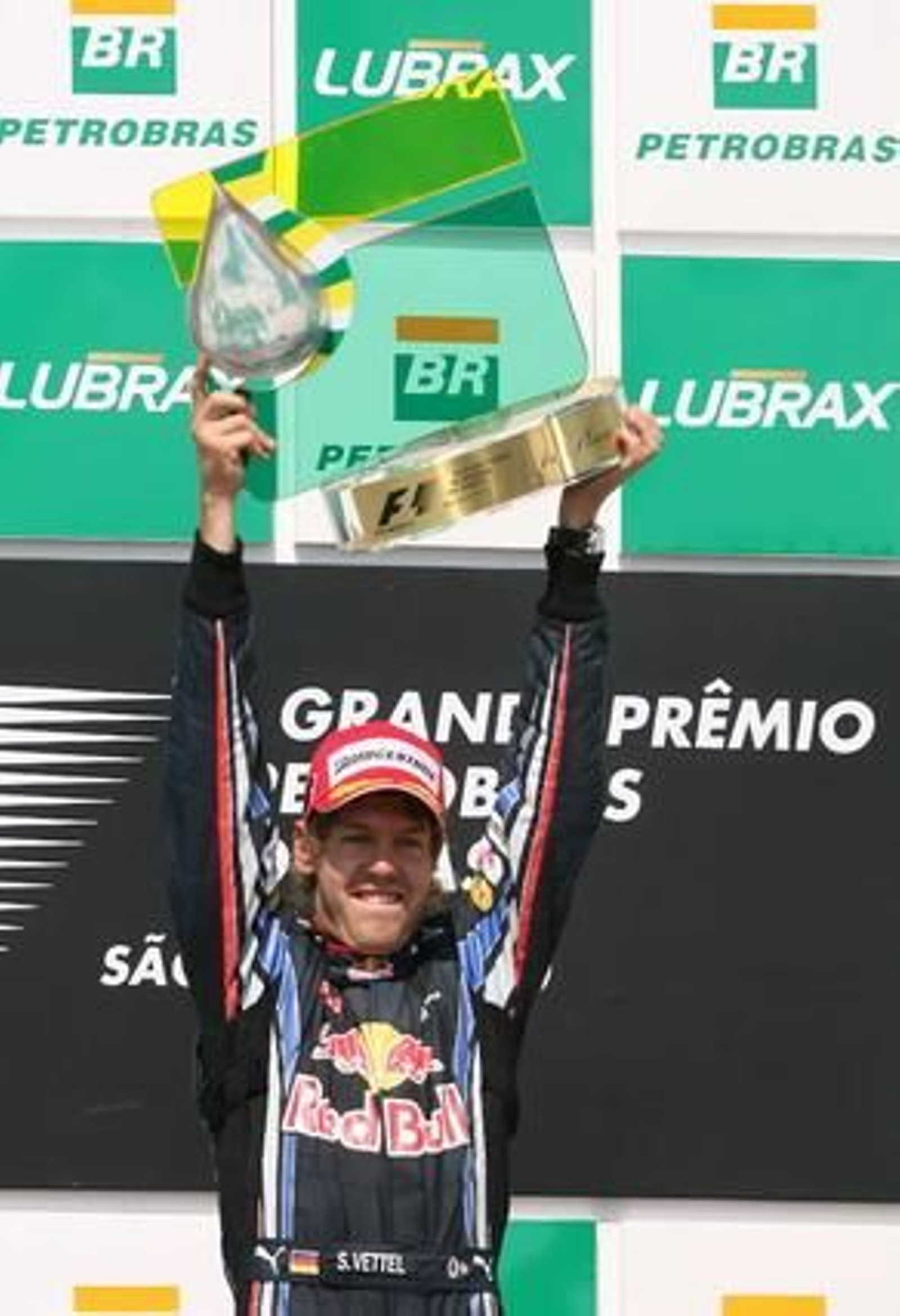 Vettel gana en Interlagos por delante de Webber y Alonso. / AFP