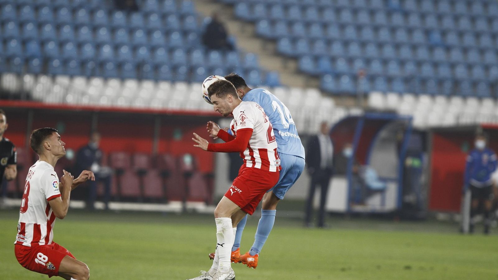Balliu salta con Bárcenas ante la mirada de Maras.
