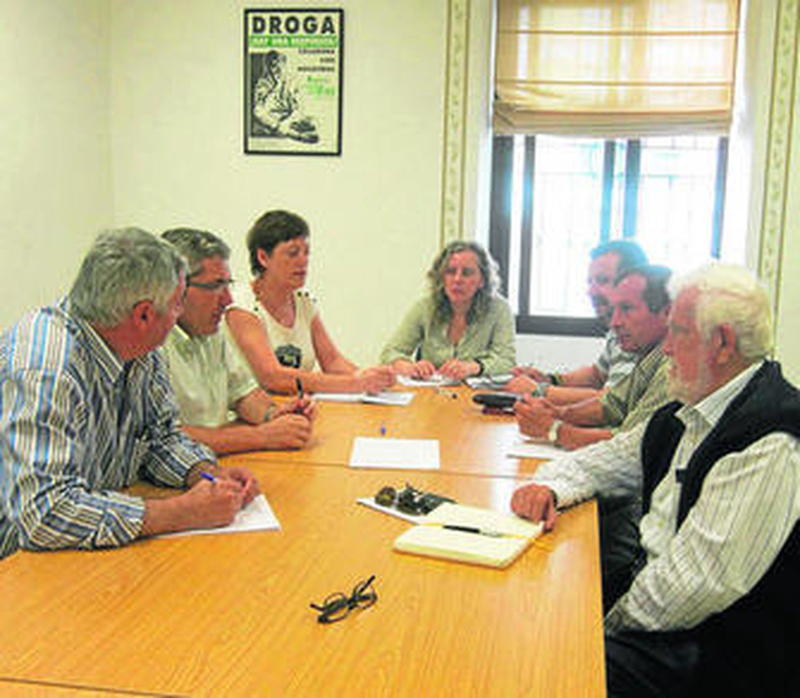 Miembros de la junta directiva de Barrio Vivo celebran asamblea, ayer por la tarde en la sede.