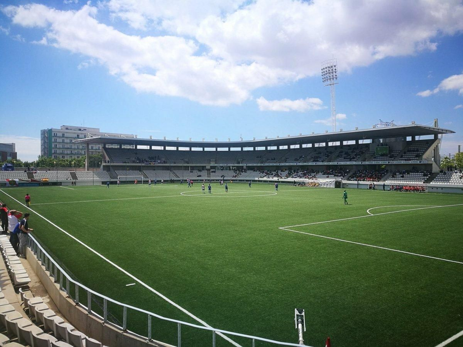 El Municipal de L'Hospitalet, con el nuevo césped artificial y la grada de Barcelona 92.