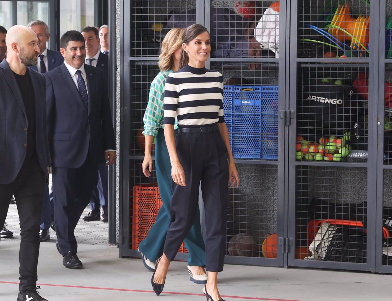 El look de la Reina Letizia más ideal del entretiempo y su versión 'low cost' por menos de 30 euros.