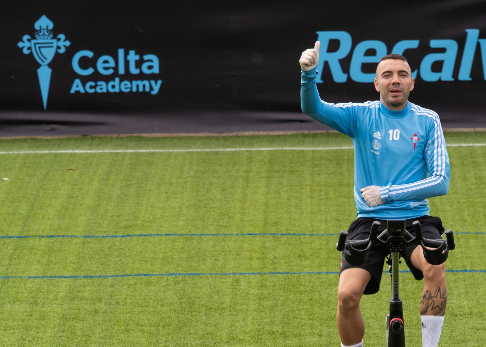 Iago Aspas levanta el pulgar mientras se ejercita en la bicicleta estática.