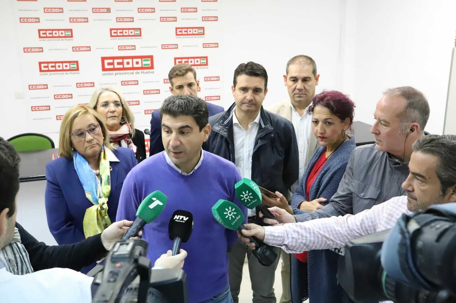 El secretario de CCOO Huelva, Emilio Fernández, atiende a los medios.