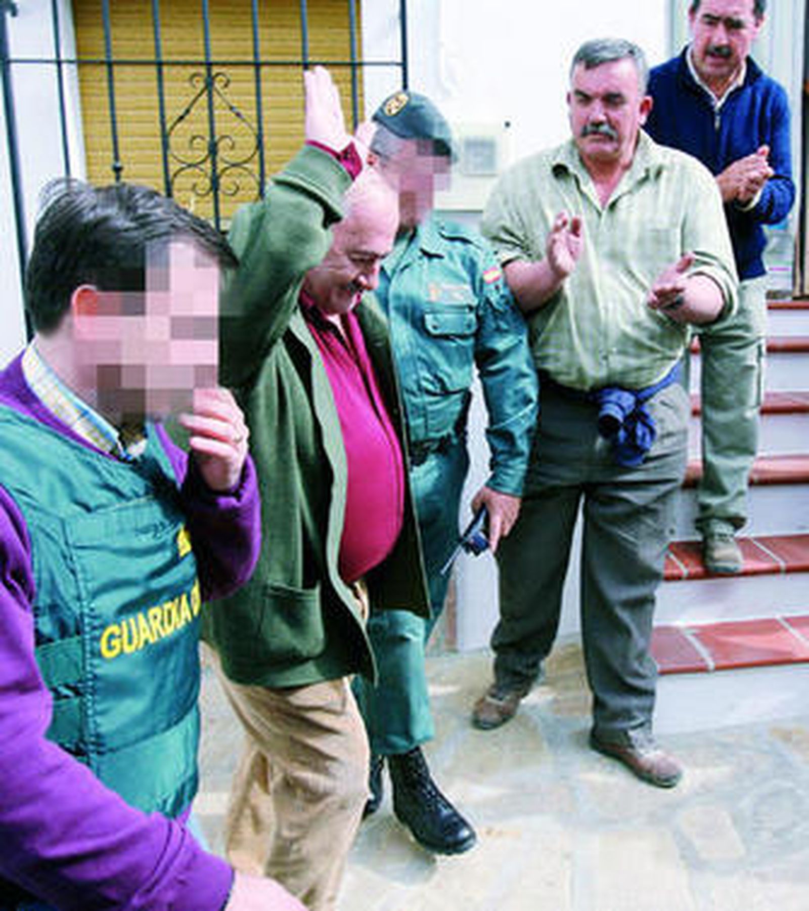 El alcalde de Alcaucín, ayer, saluda a los vecinos concentrados en la puerta del Ayuntamiento para darle su apoyo.