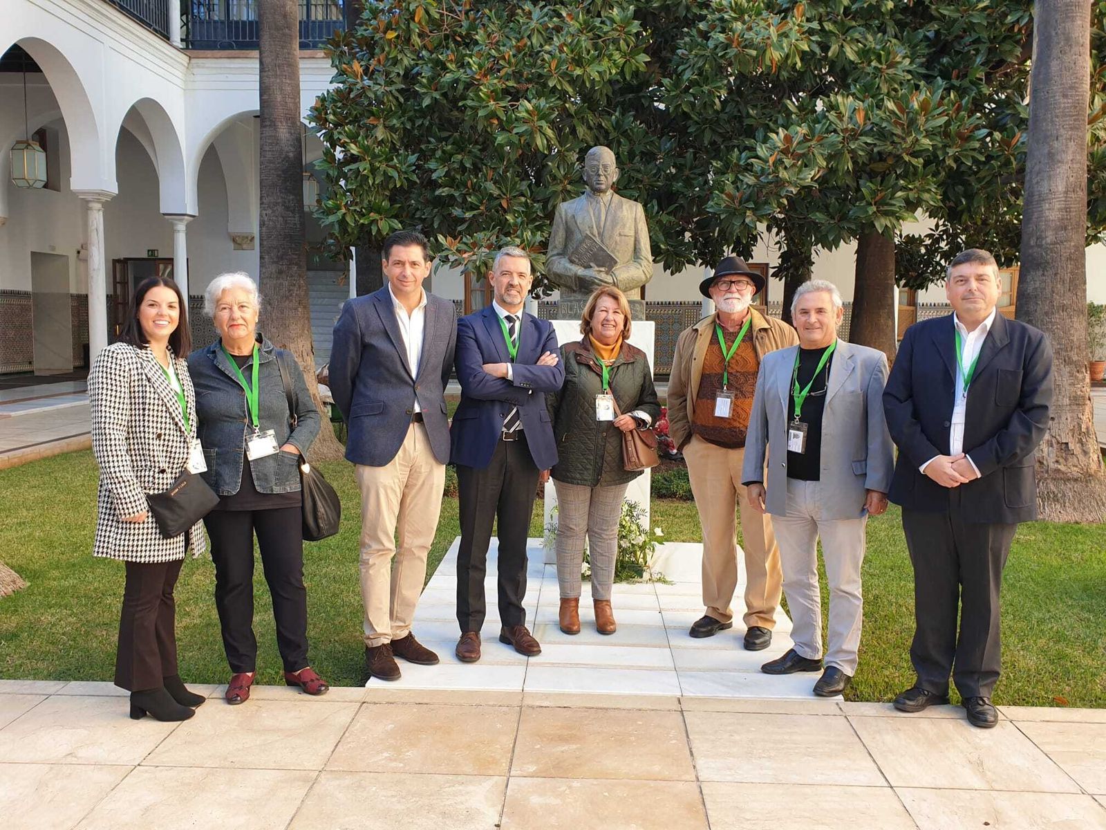 Representantes del PSOE y la Asociación Roteña en Defensa de lo Público, en el Parlamento andaluz.