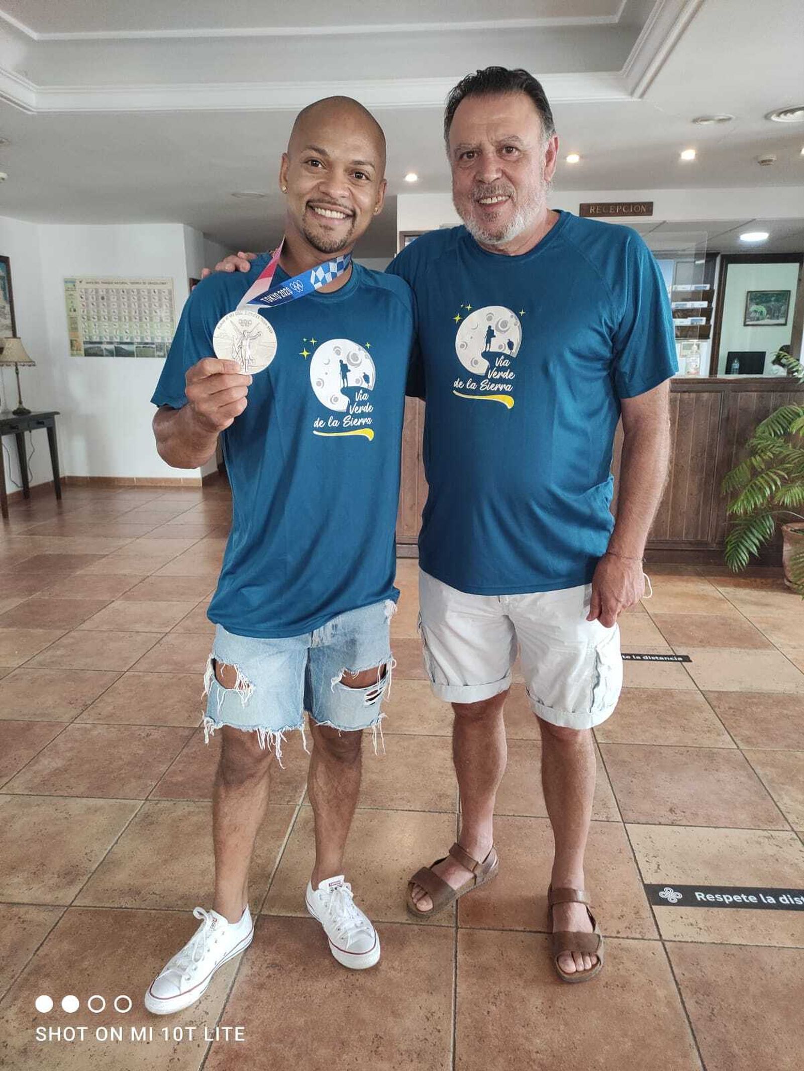 Ray Zapata, con la medalla de plata, y el alcalde de Olvera, Francisco Párraga Rodríguez