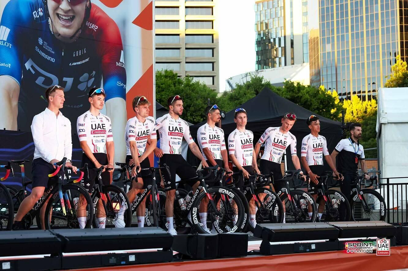 El Team Emirates, durante su presentación de cara a 2024 El Team Emirates, durante su presentación de cara a 2024