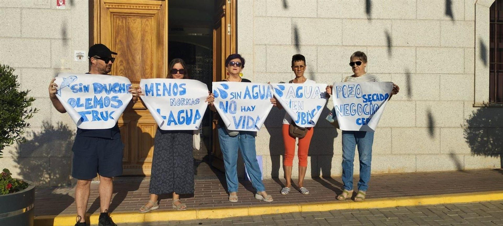 Miembros de la Plataforma por Huelma a las puertas del Ayuntamiento.
