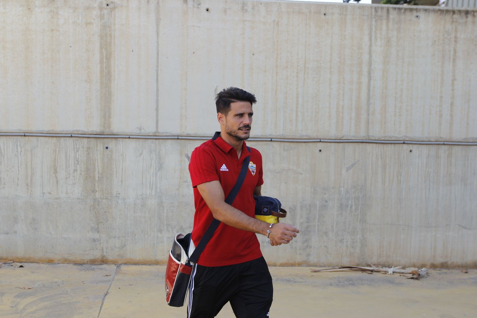 Fotogalería salida jugadores U.D. Almería con destino San Pedro del Pinatar